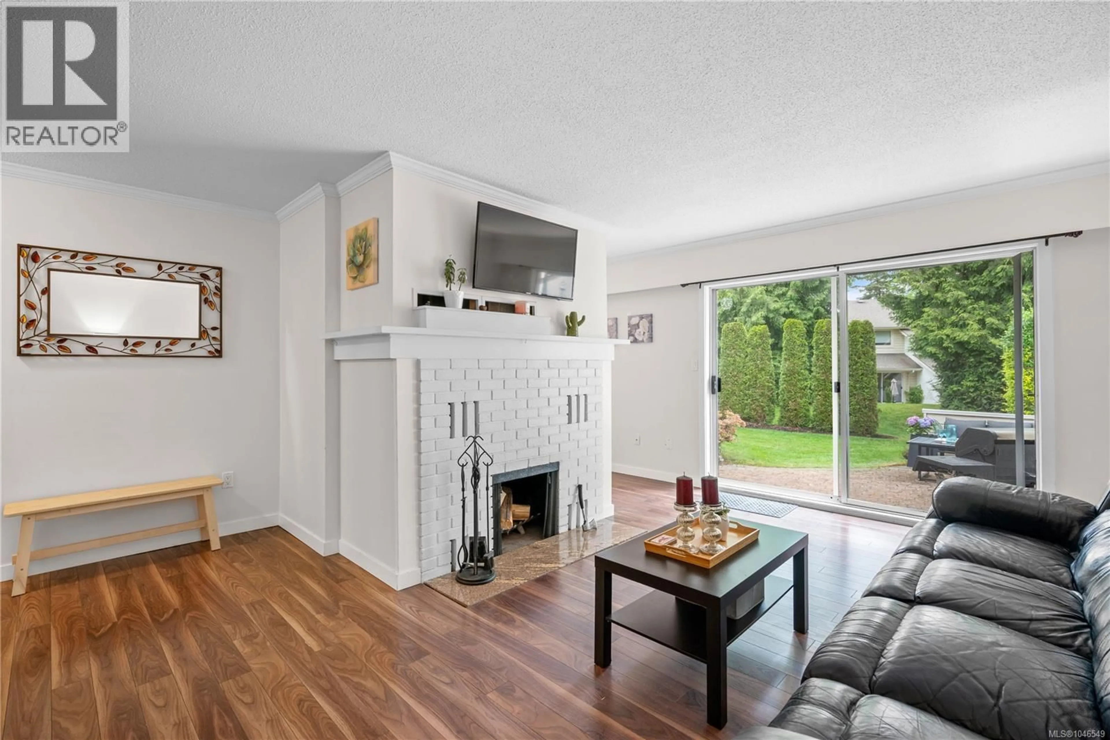 Living room with furniture, wood/laminate floor for 32 - 1287 VERDIER AVENUE, Central Saanich British Columbia V8M1H1