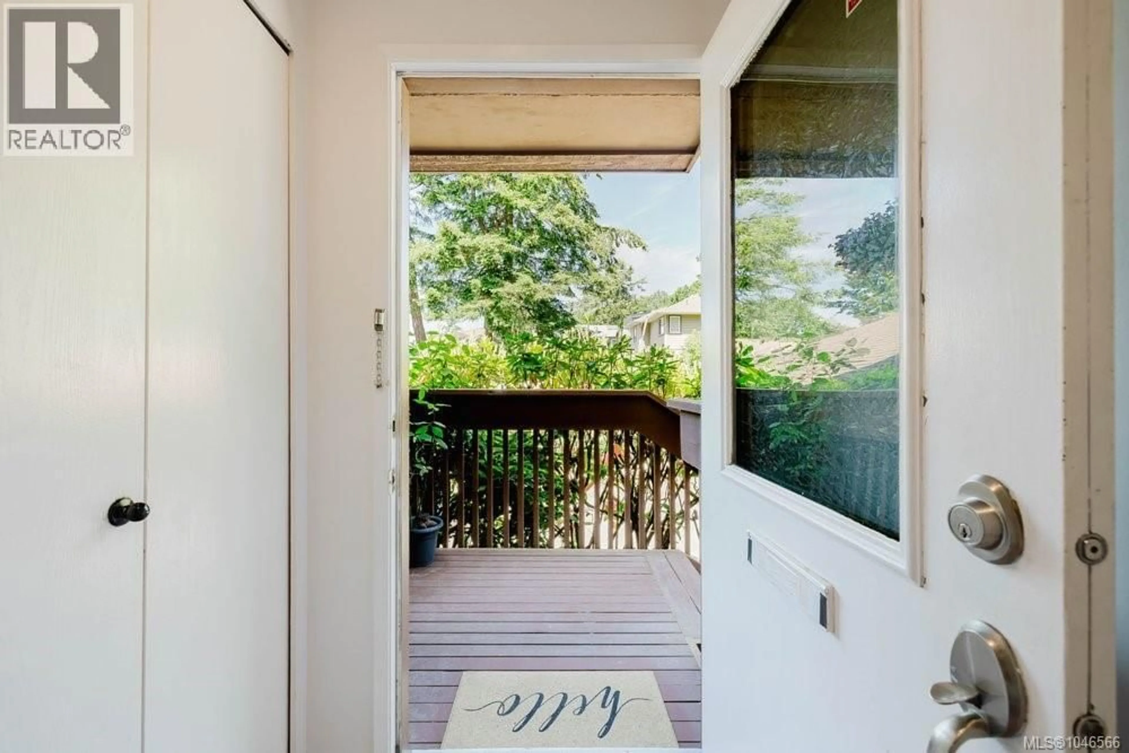 Indoor entryway for 3 - 933 ADMIRALS ROAD, Esquimalt British Columbia V9A2P1
