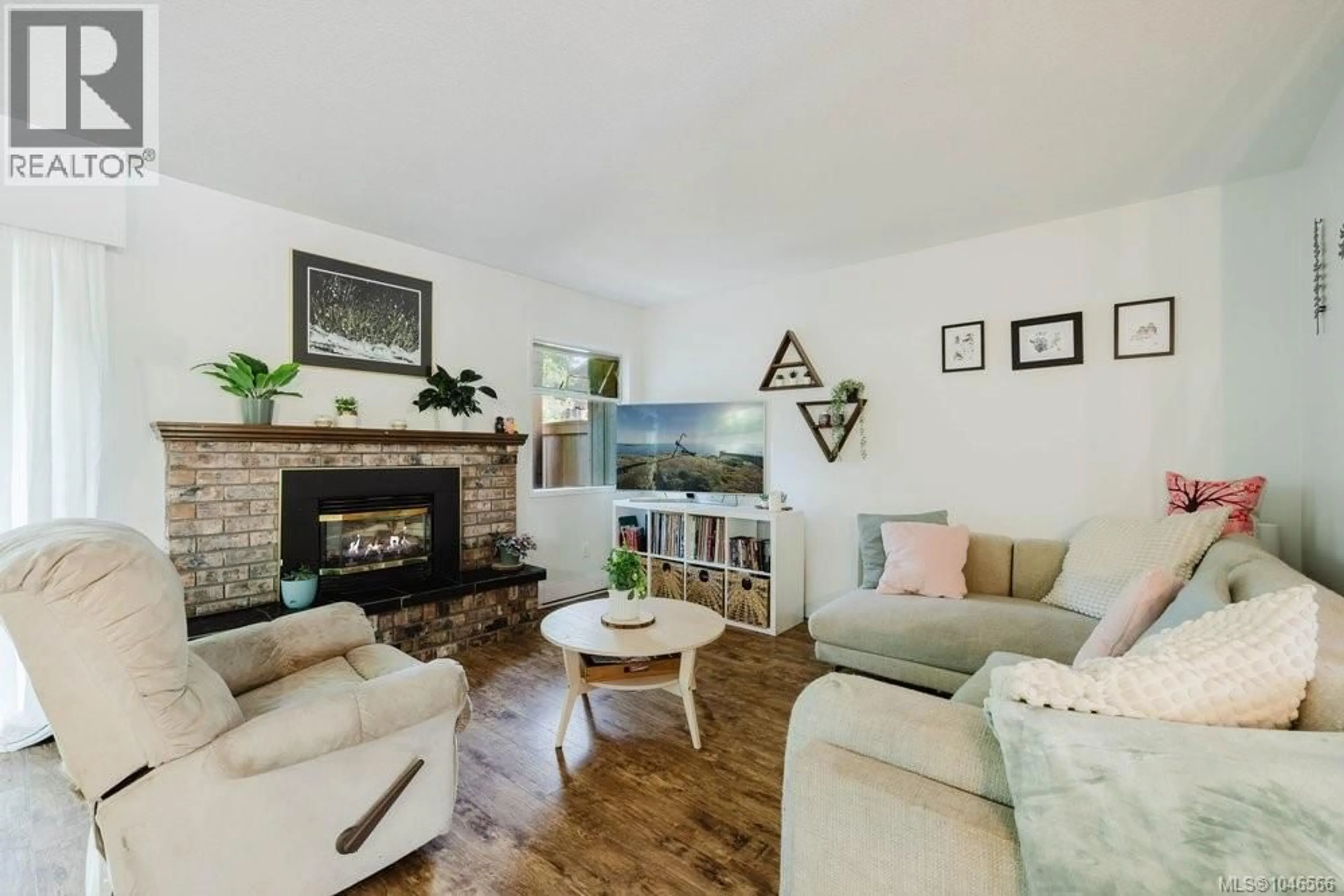 Living room with furniture, wood/laminate floor for 3 - 933 ADMIRALS ROAD, Esquimalt British Columbia V9A2P1