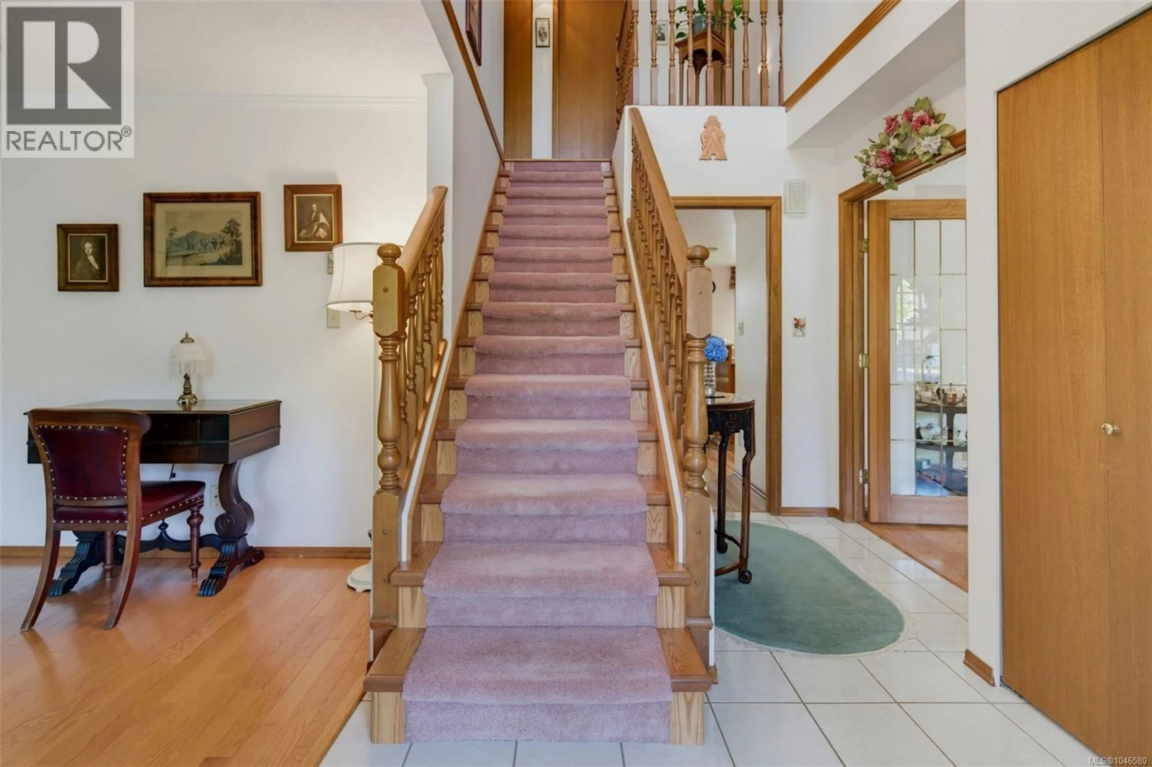 Indoor foyer for 3141 ANTROBUS CRESCENT, Colwood British Columbia V9B5P4