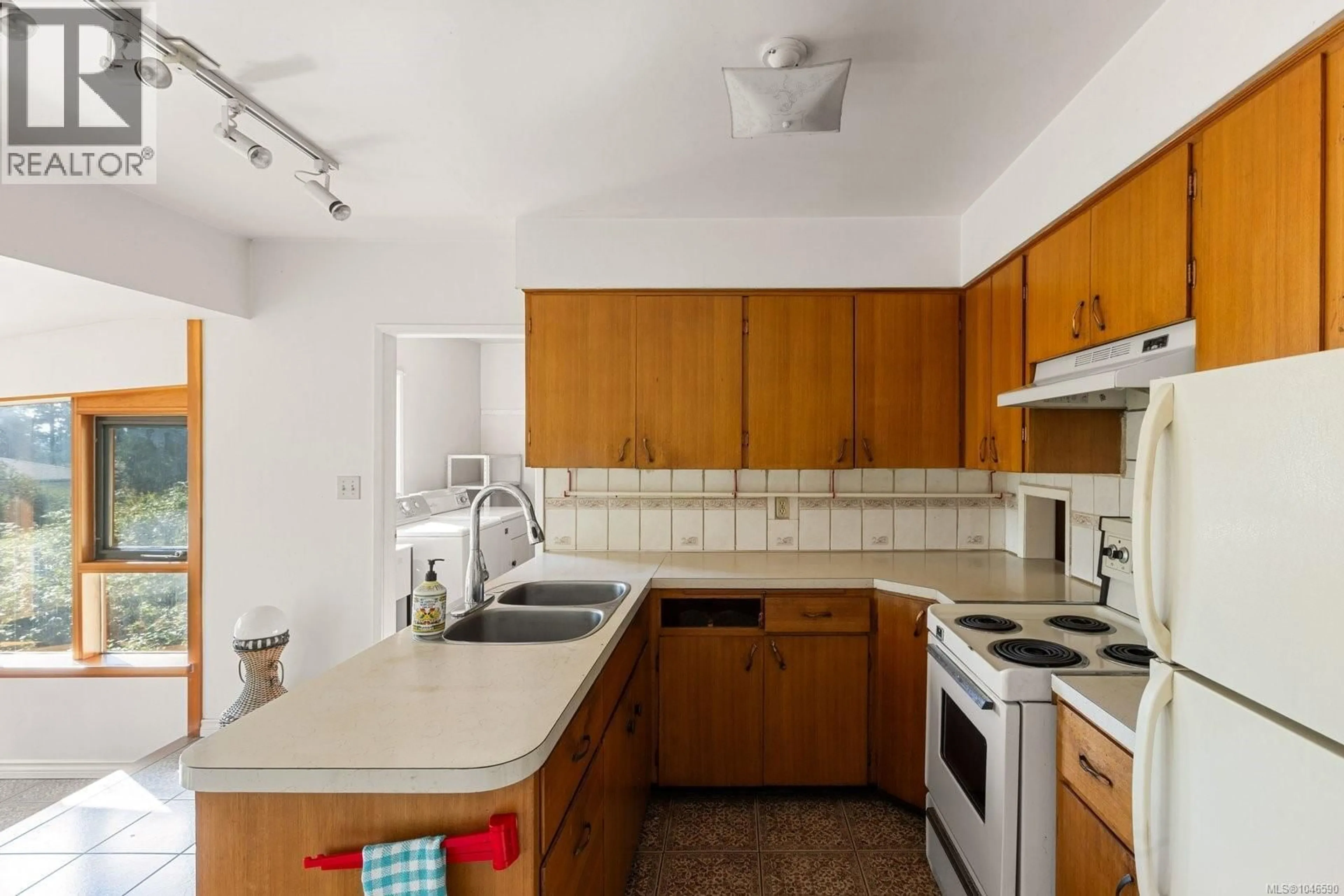 Standard kitchen, unknown for 8625 ALDOUS TERRACE, North Saanich British Columbia V8L1L3