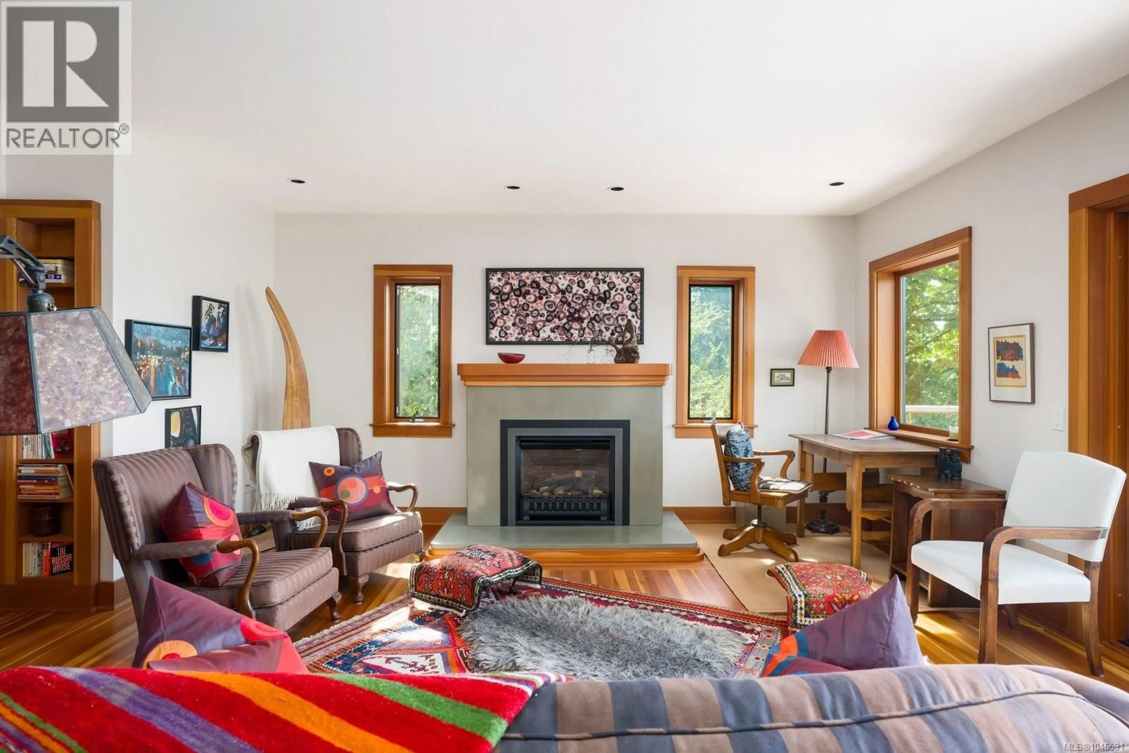 Living room with furniture, unknown for 10994 MADRONA DRIVE, North Saanich British Columbia V8L5R7