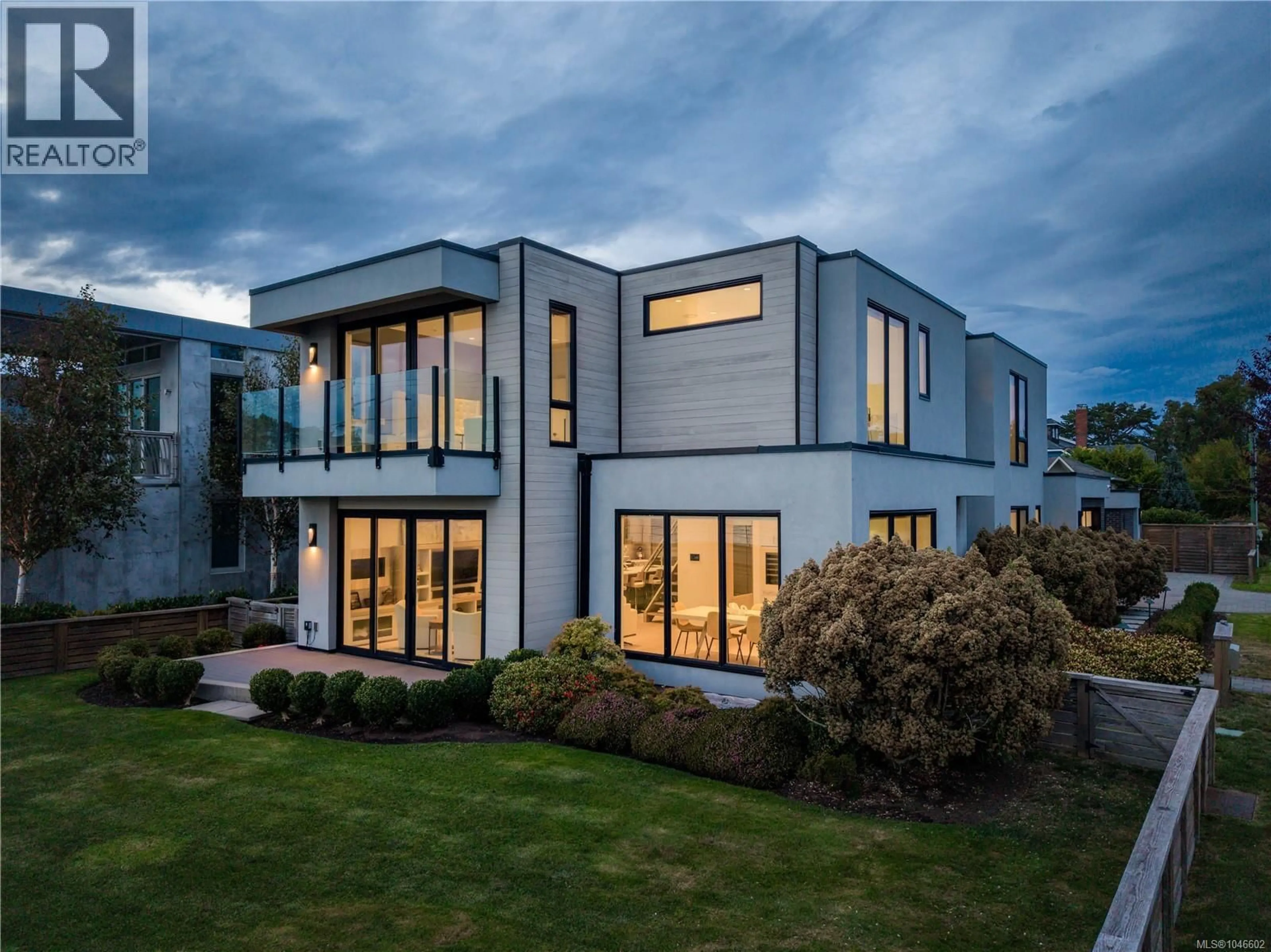 Home with vinyl exterior material, building for 430 ST. PATRICK STREET, Oak Bay British Columbia V8S4X3