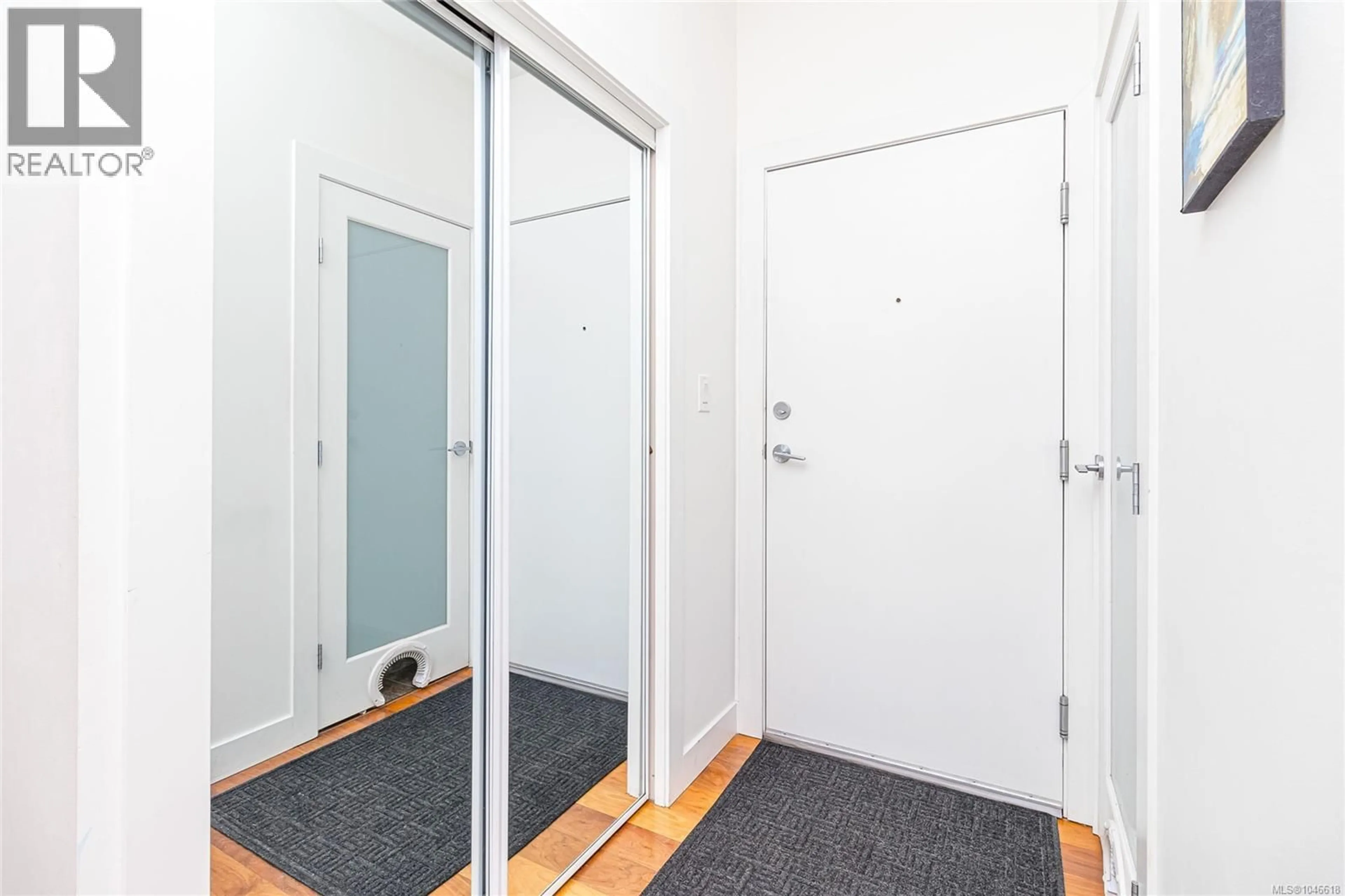 Indoor foyer for 403 - 1008 TILLICUM ROAD, Esquimalt British Columbia V9A1Z8