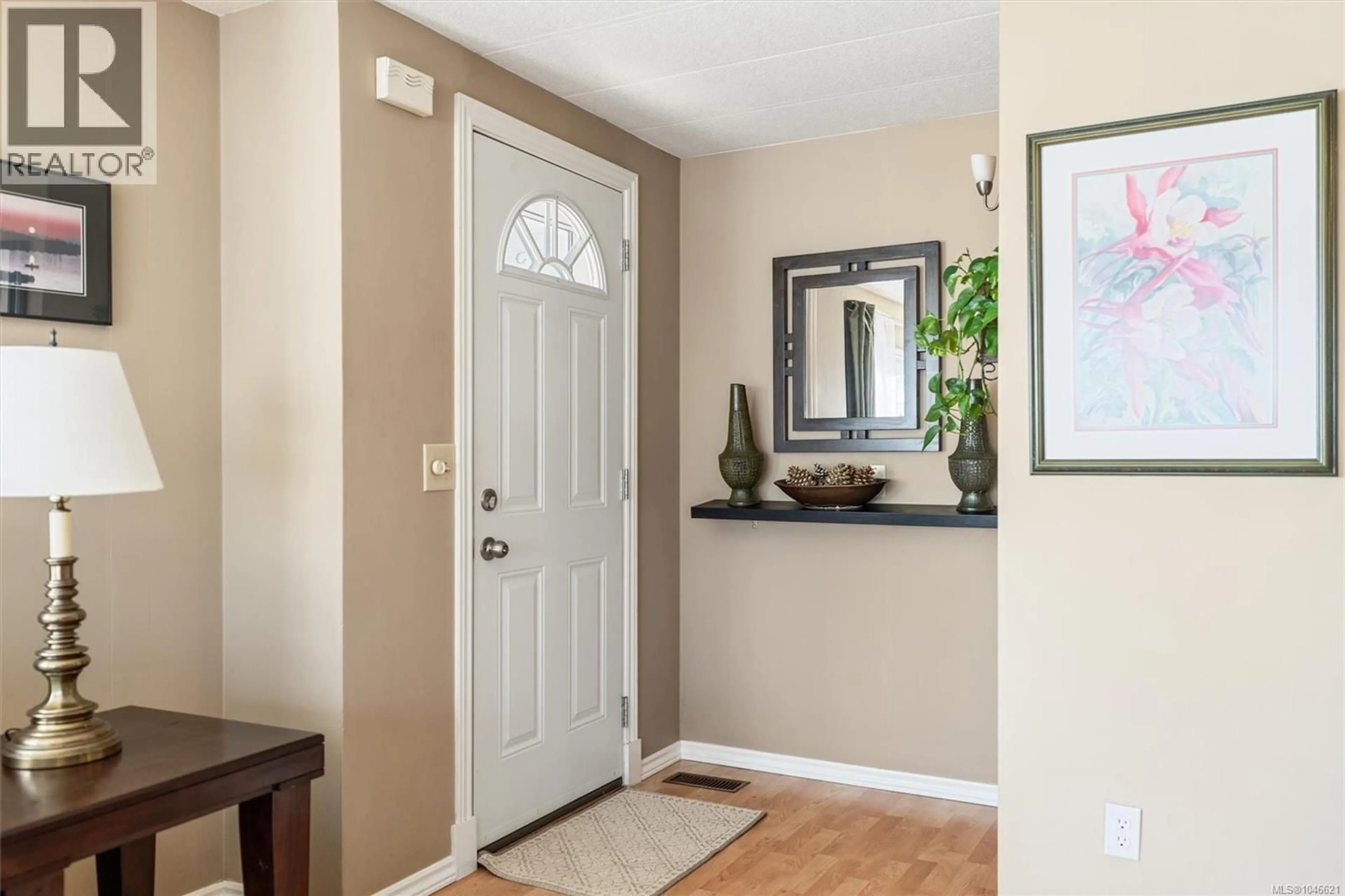 Indoor entryway for 7 - 158 COOPER ROAD, View Royal British Columbia V9A7B3
