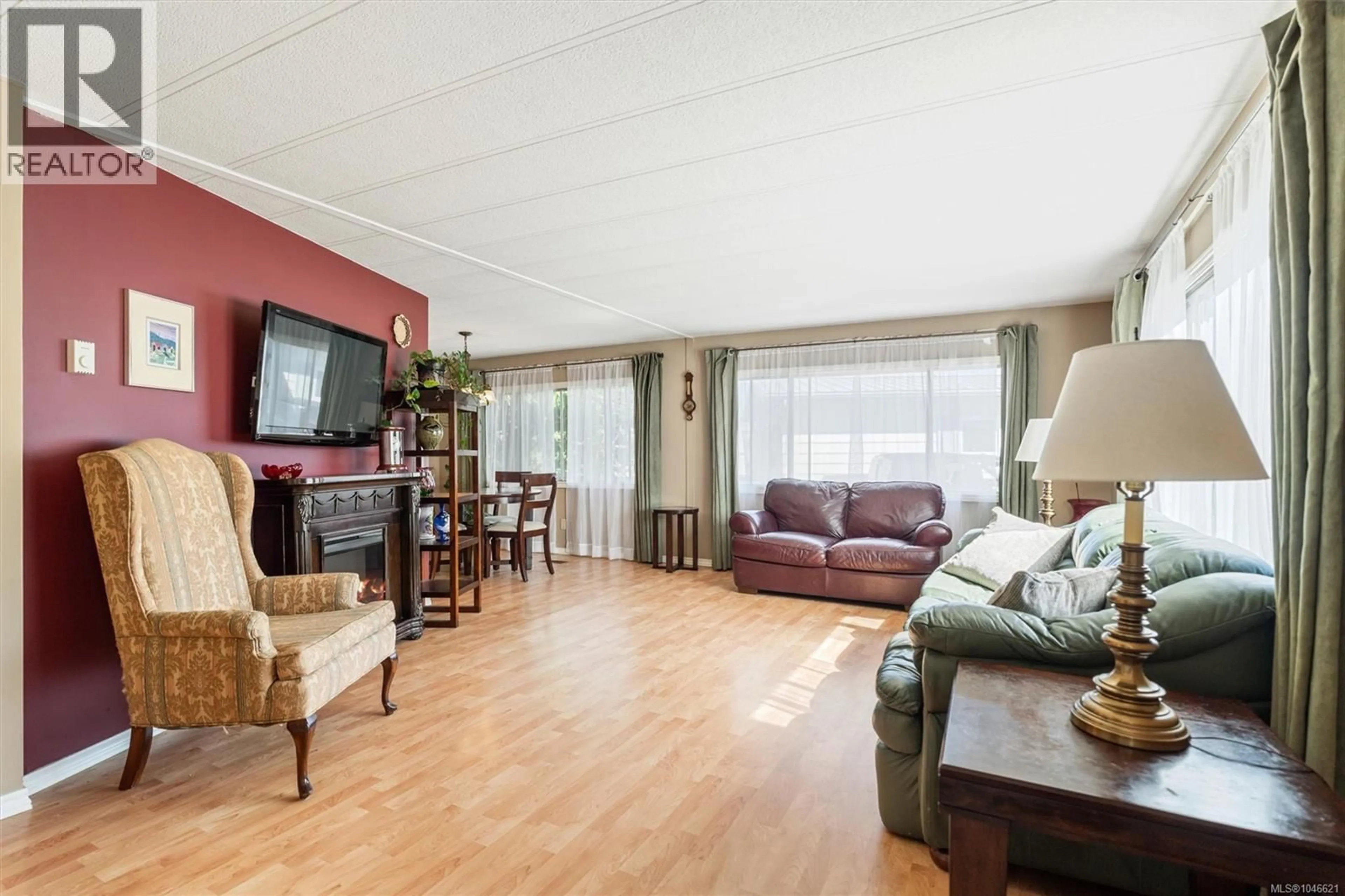 Living room with furniture, wood/laminate floor for 7 - 158 COOPER ROAD, View Royal British Columbia V9A7B3