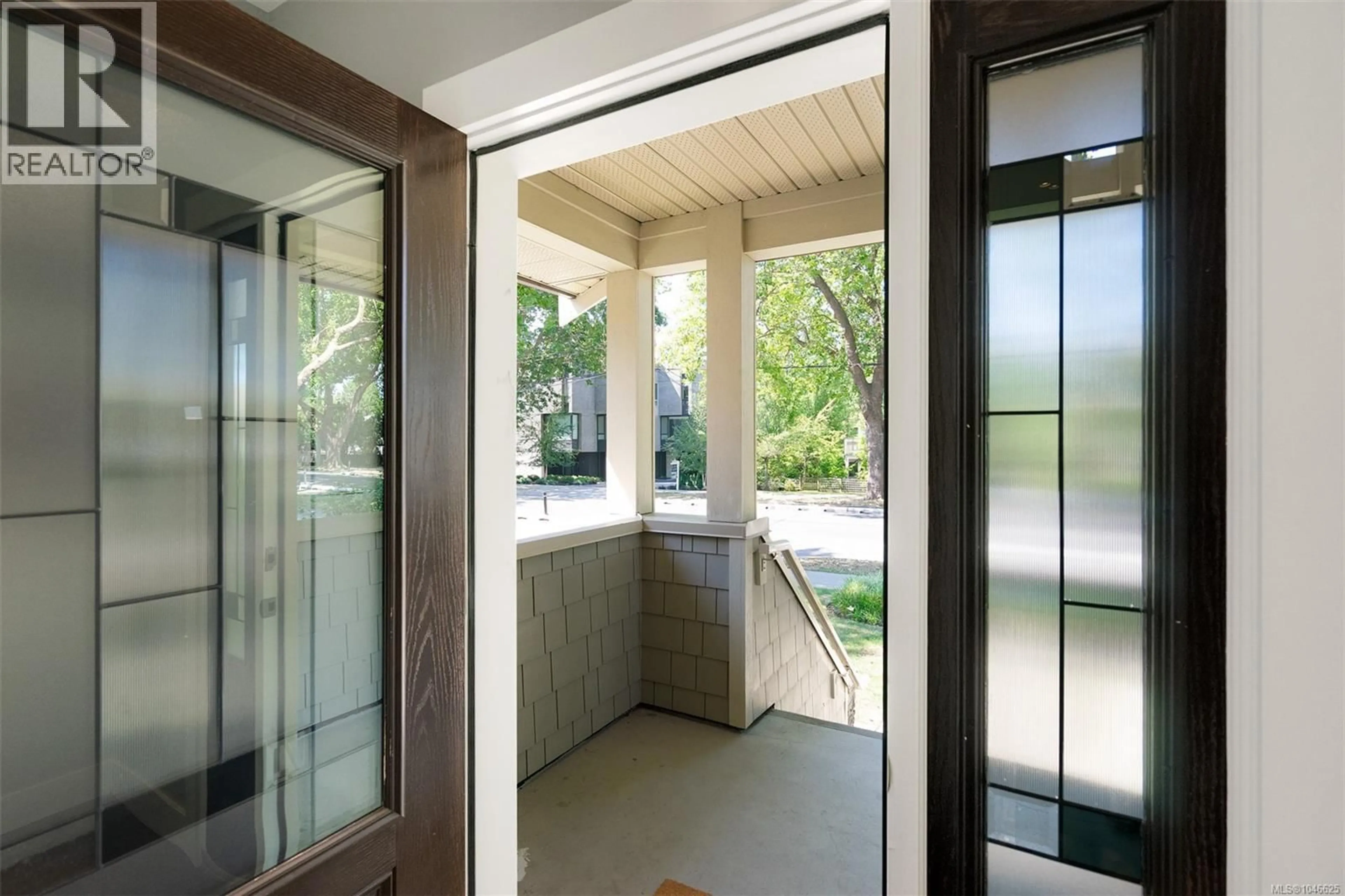 Indoor entryway for 1 - 2923 SHELBOURNE STREET, Victoria British Columbia V8R4M7