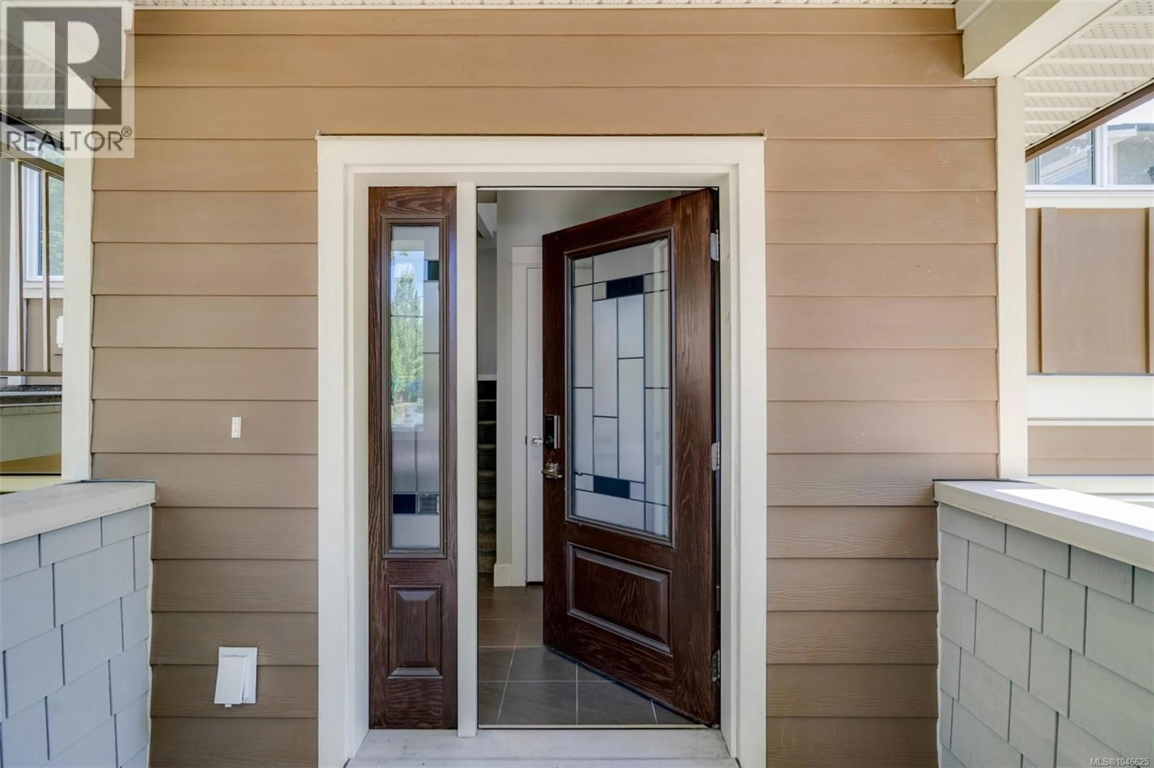 Indoor entryway for 1 - 2923 SHELBOURNE STREET, Victoria British Columbia V8R4M7