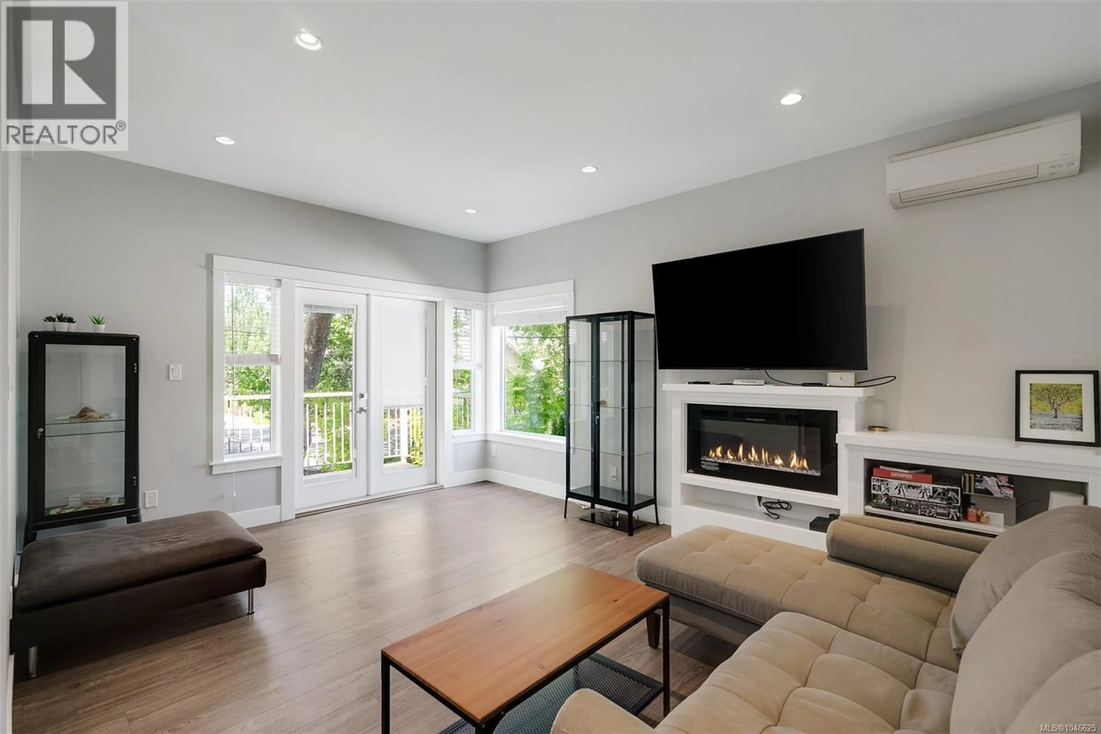 Living room with furniture, unknown for 1 - 2923 SHELBOURNE STREET, Victoria British Columbia V8R4M7