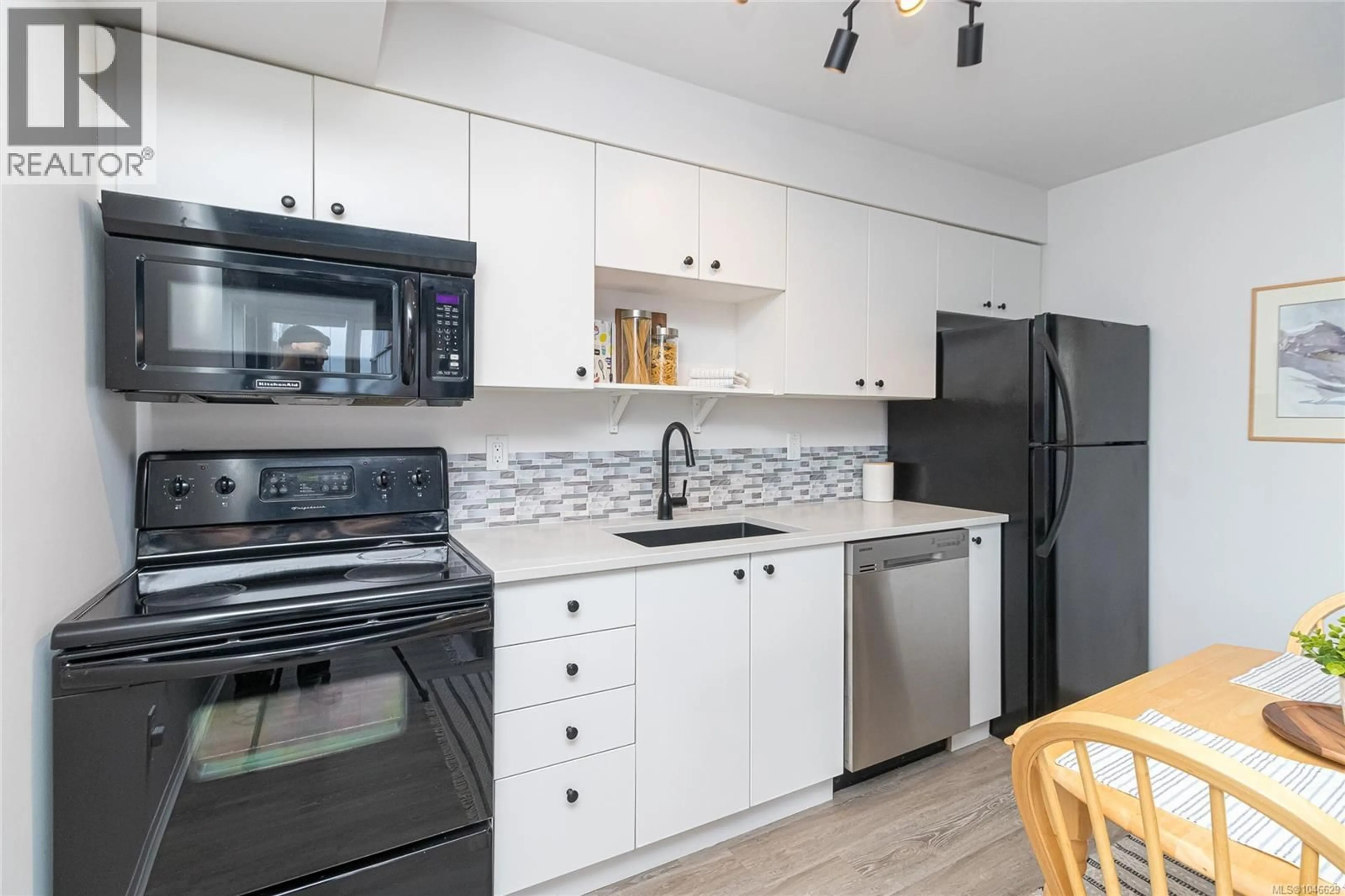 Standard kitchen, unknown for 303 - 932 JOHNSON STREET, Victoria British Columbia V8V3N4