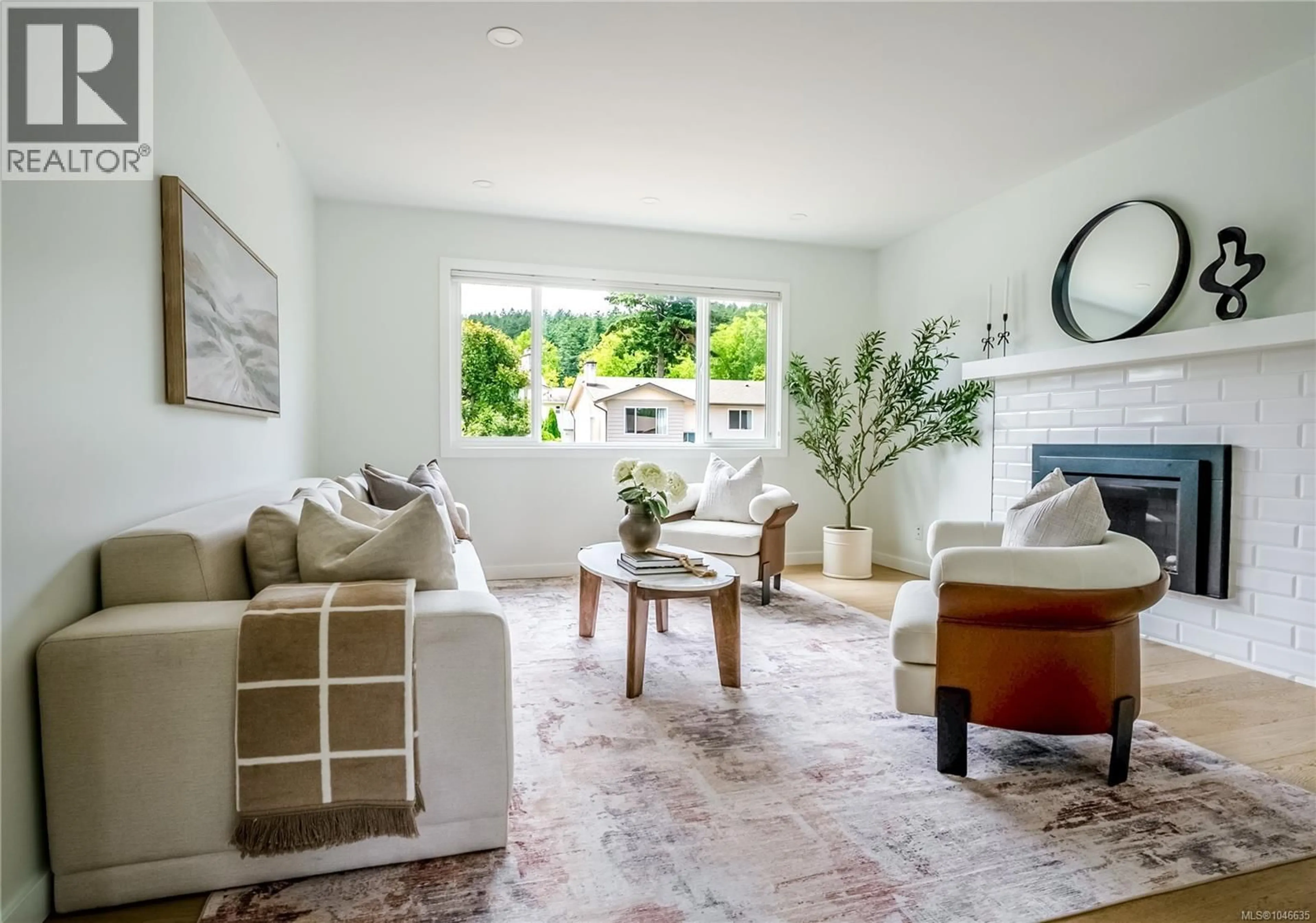 Living room with furniture, unknown for 4377 FIELDMONT PLACE, Saanich British Columbia V8N4Z4