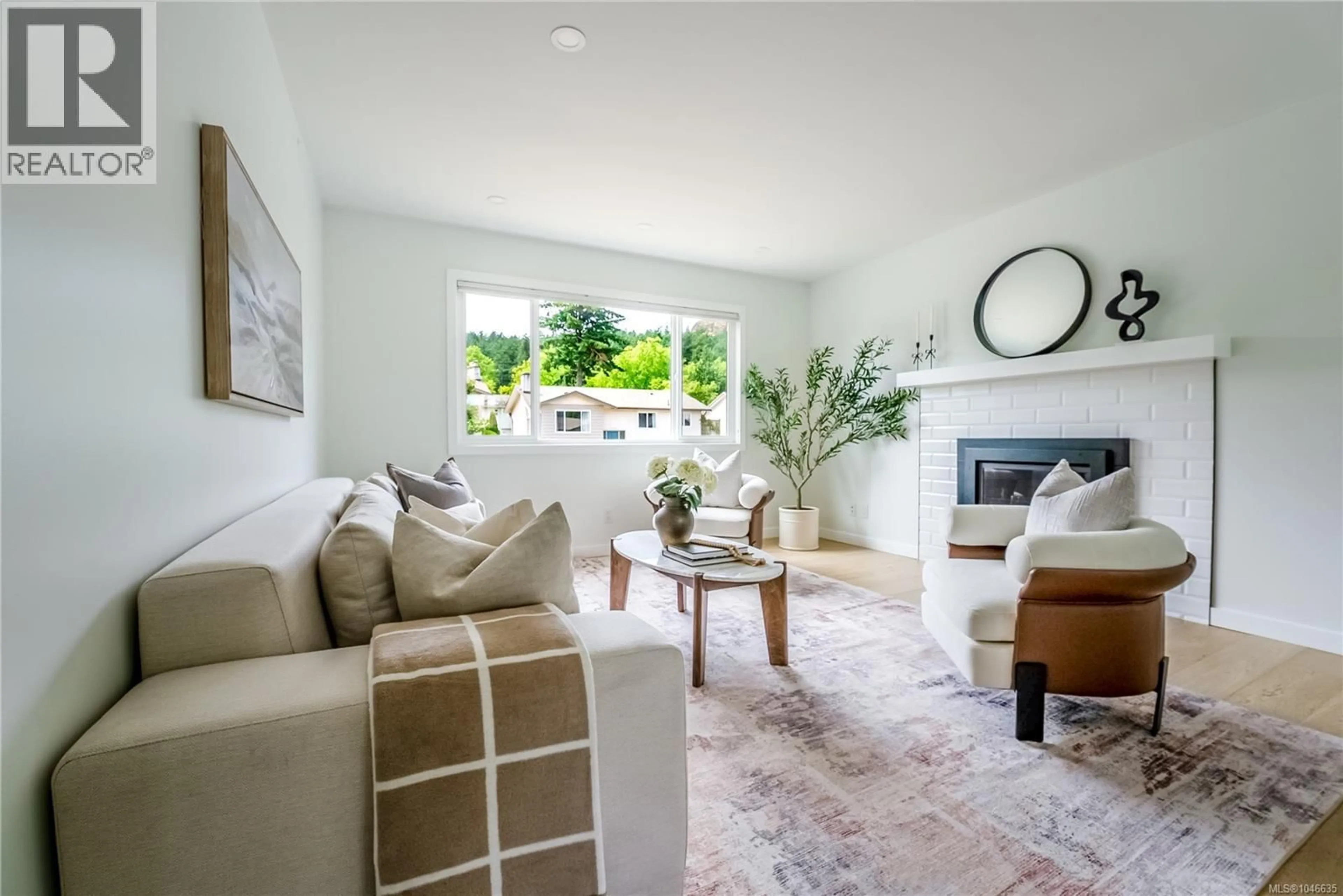 Living room with furniture, unknown for 4377 FIELDMONT PLACE, Saanich British Columbia V8N4Z4