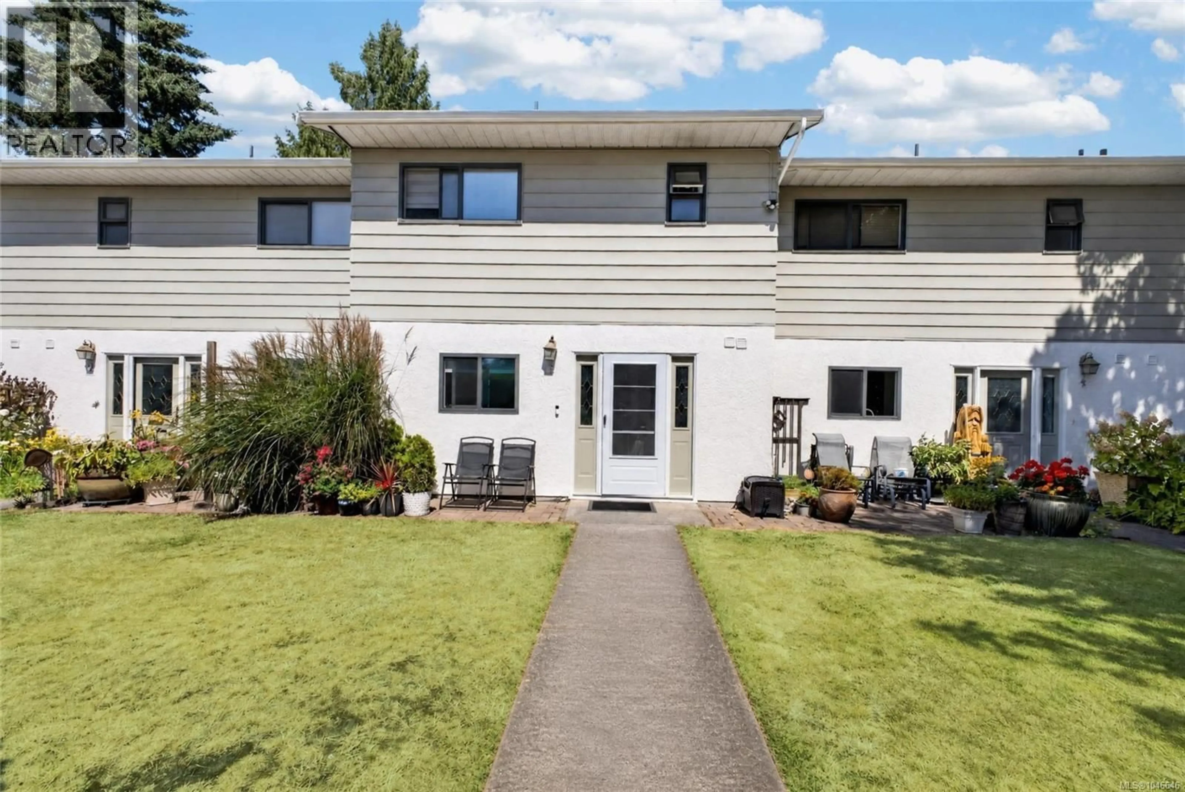 Home with vinyl exterior material, street for 3 - 864 SWAN STREET, Saanich British Columbia V8X2Z3