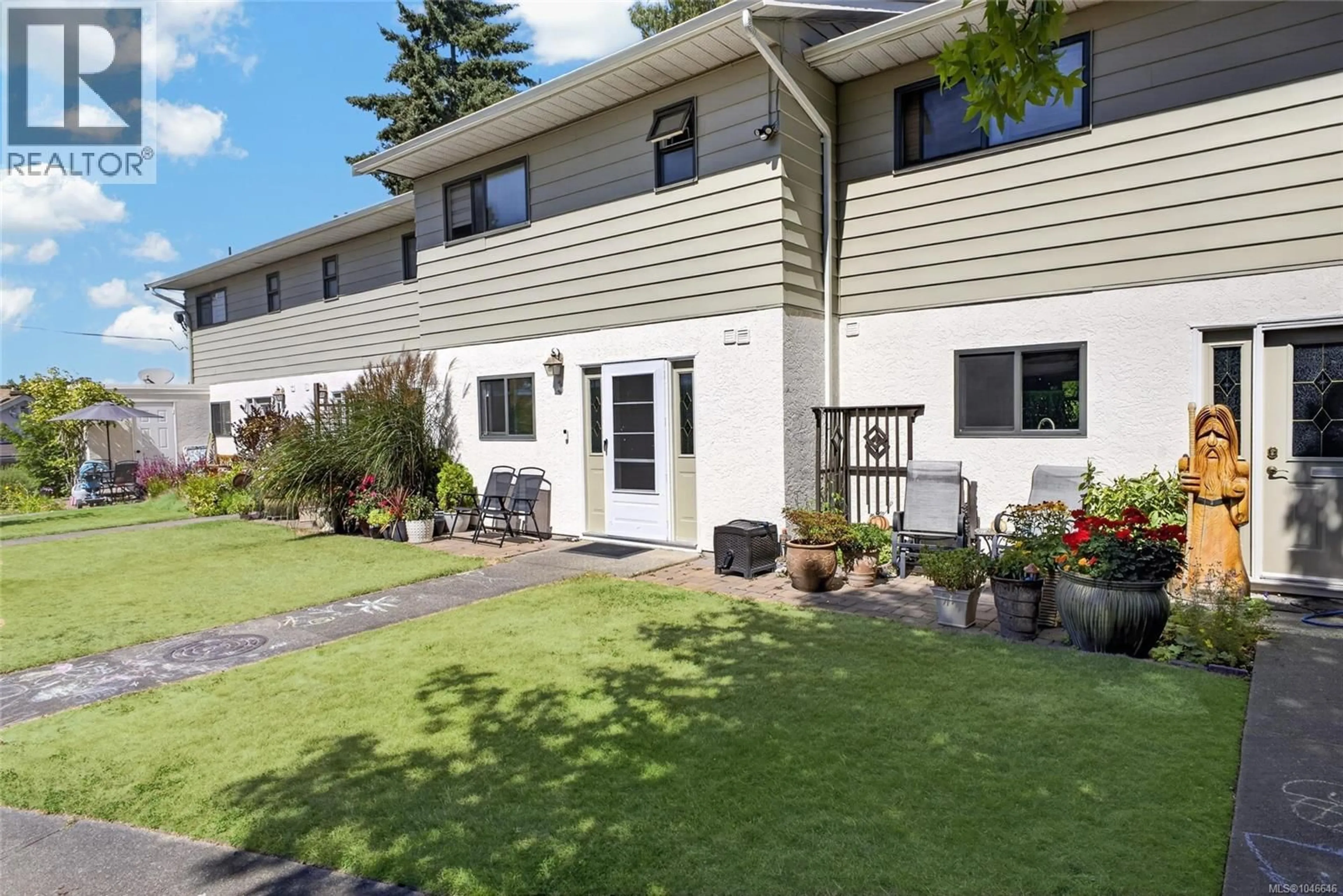 A pic from outside/outdoor area/front of a property/back of a property/a pic from drone, street for 3 - 864 SWAN STREET, Saanich British Columbia V8X2Z3