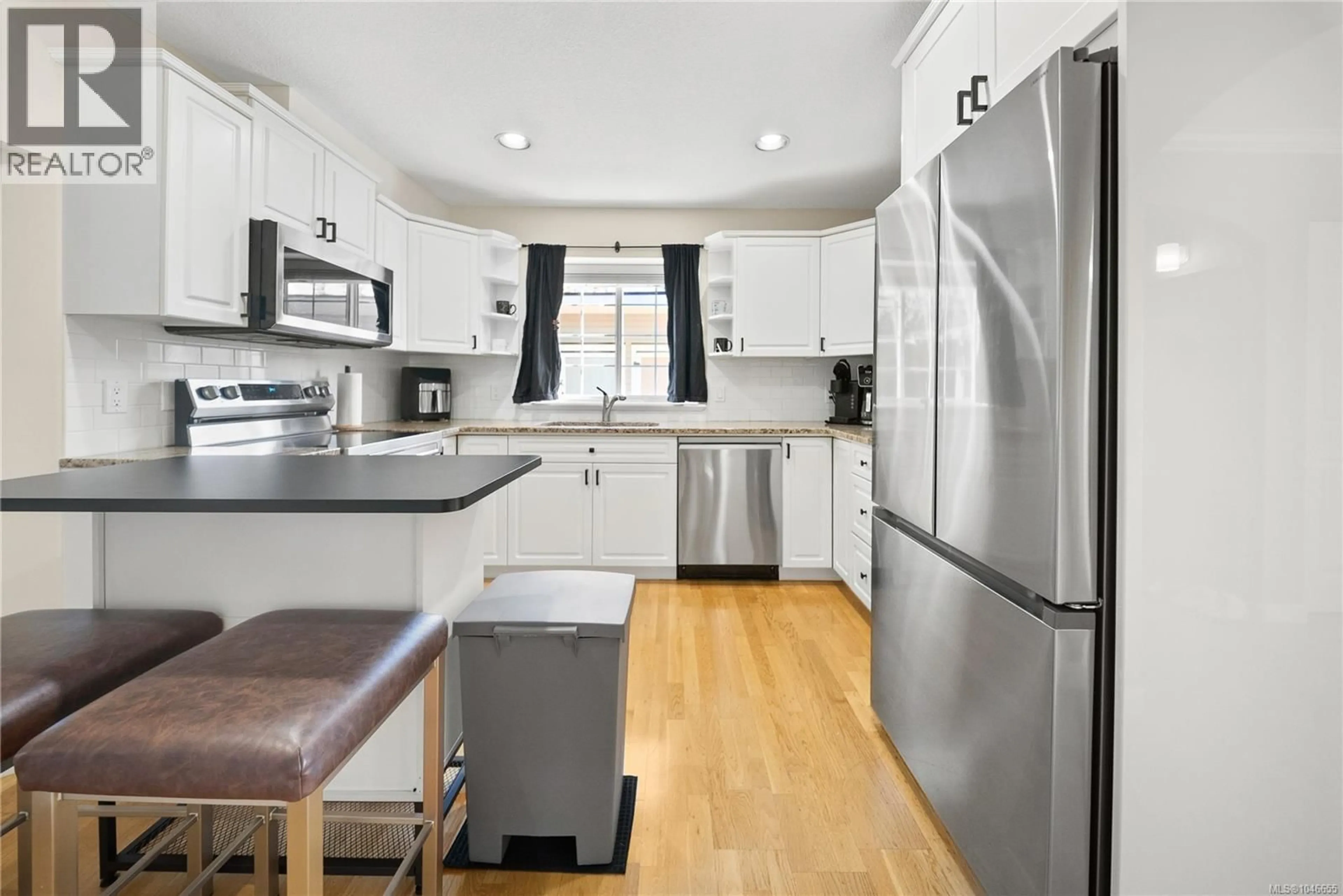 Standard kitchen, unknown for 6025 TWEEDSMUIR CRESCENT, Nanaimo British Columbia V9T5Y7
