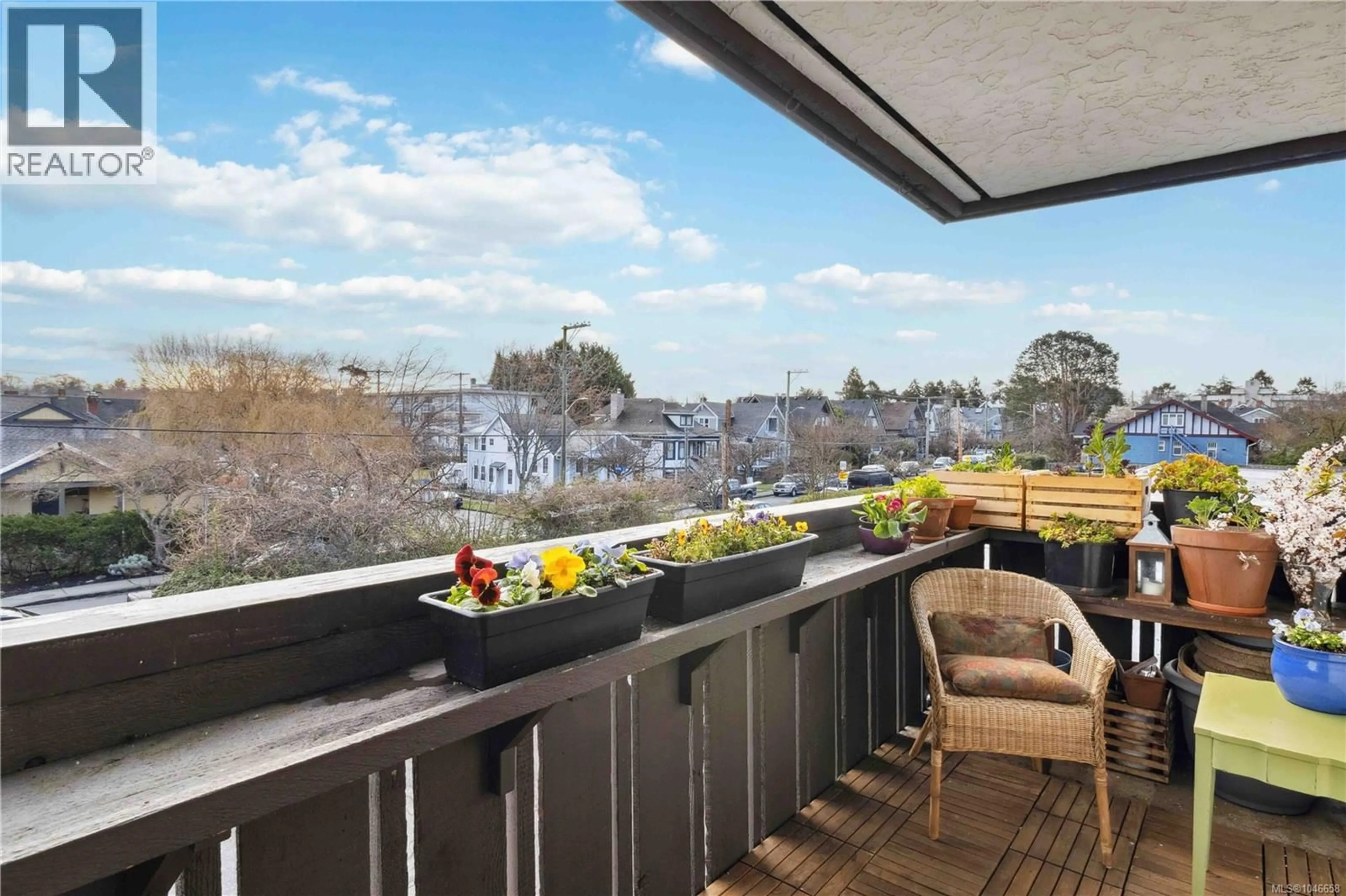 Patio, water/lake/river/ocean view for 211 - 964 HEYWOOD AVENUE, Victoria British Columbia V8V2Y5