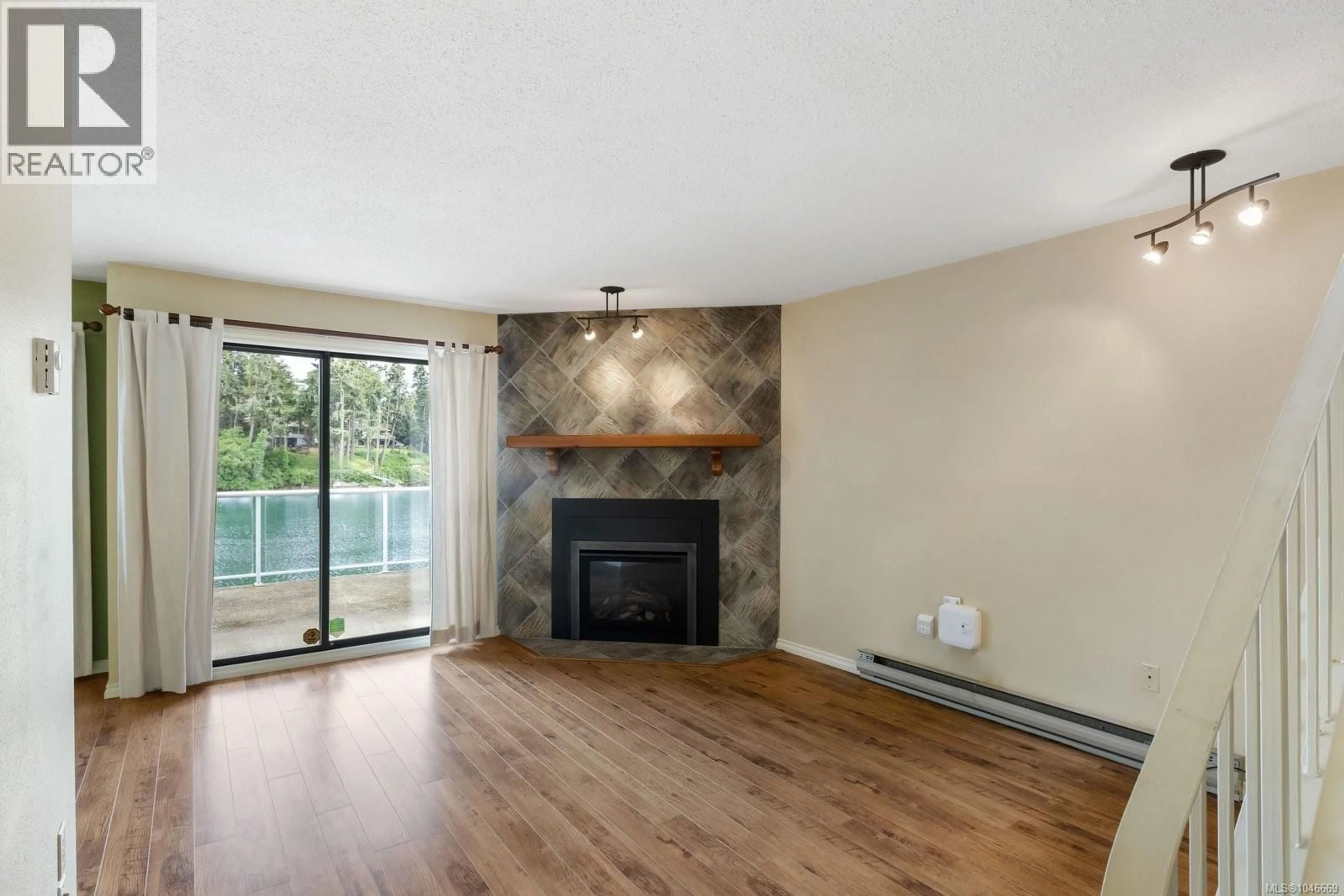 Living room with furniture, wood/laminate floor for 3 - 67 GORGE ROAD WEST, Saanich British Columbia V9A1L9