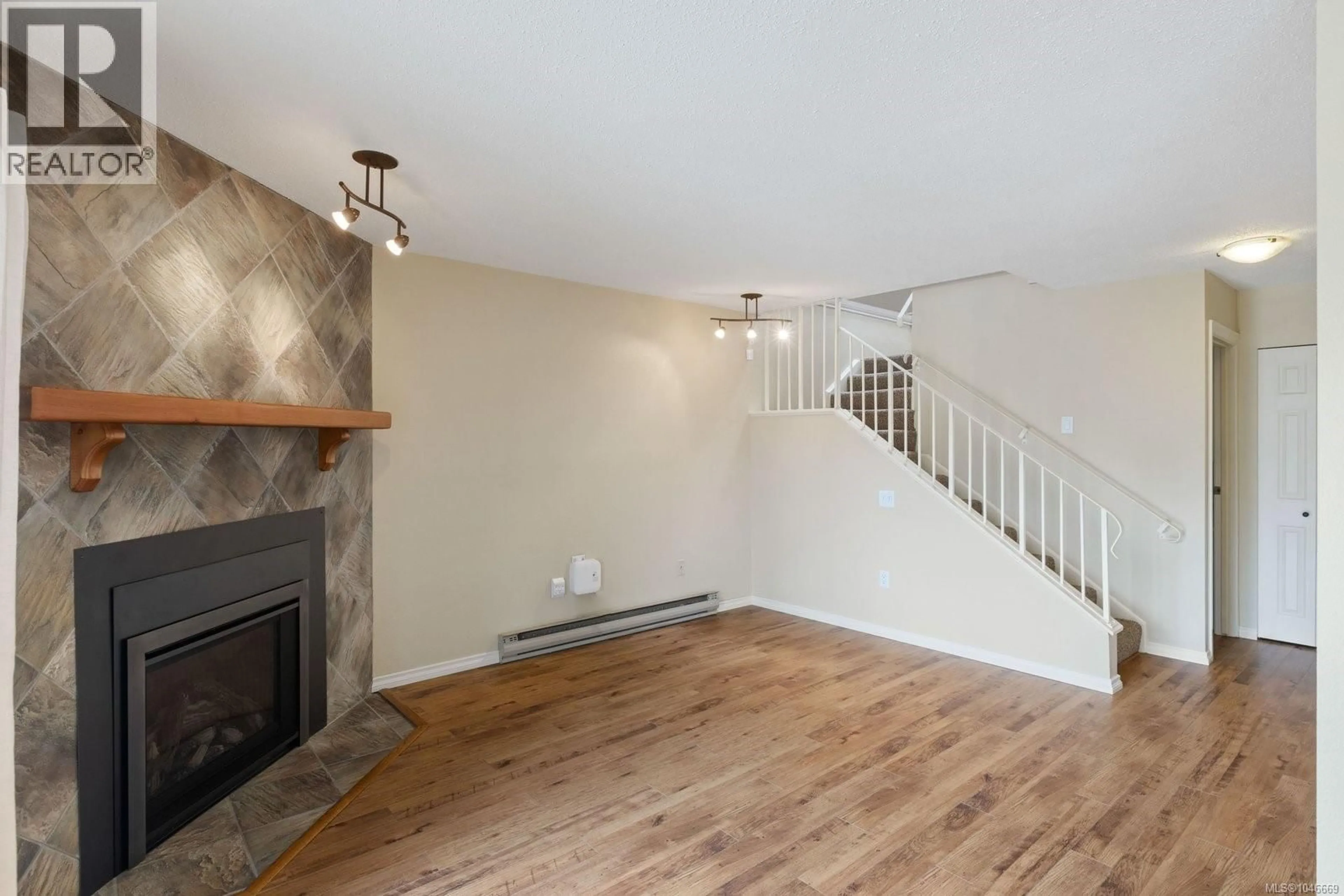 Living room with furniture, wood/laminate floor for 3 - 67 GORGE ROAD WEST, Saanich British Columbia V9A1L9