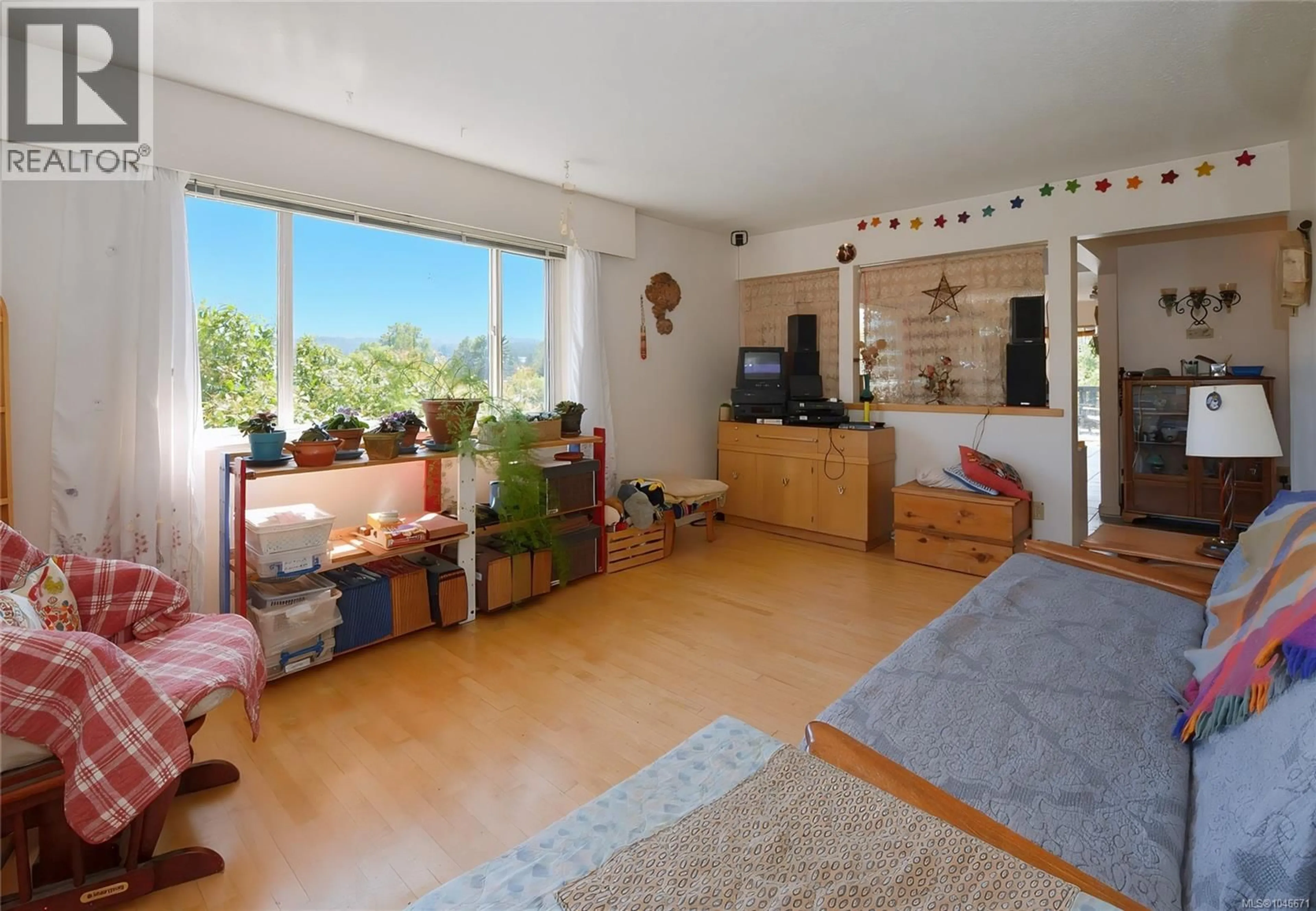 Living room with furniture, unknown for 641 STIRLING AVENUE, Nanaimo British Columbia V9R4C8