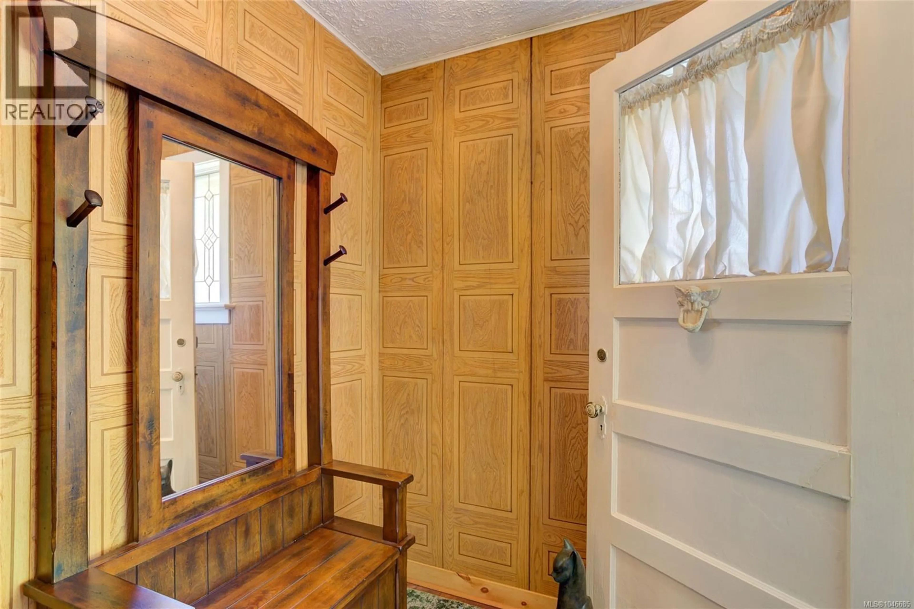 Indoor entryway for 10660 CEDAR DRIVE, Youbou British Columbia V0R3E1