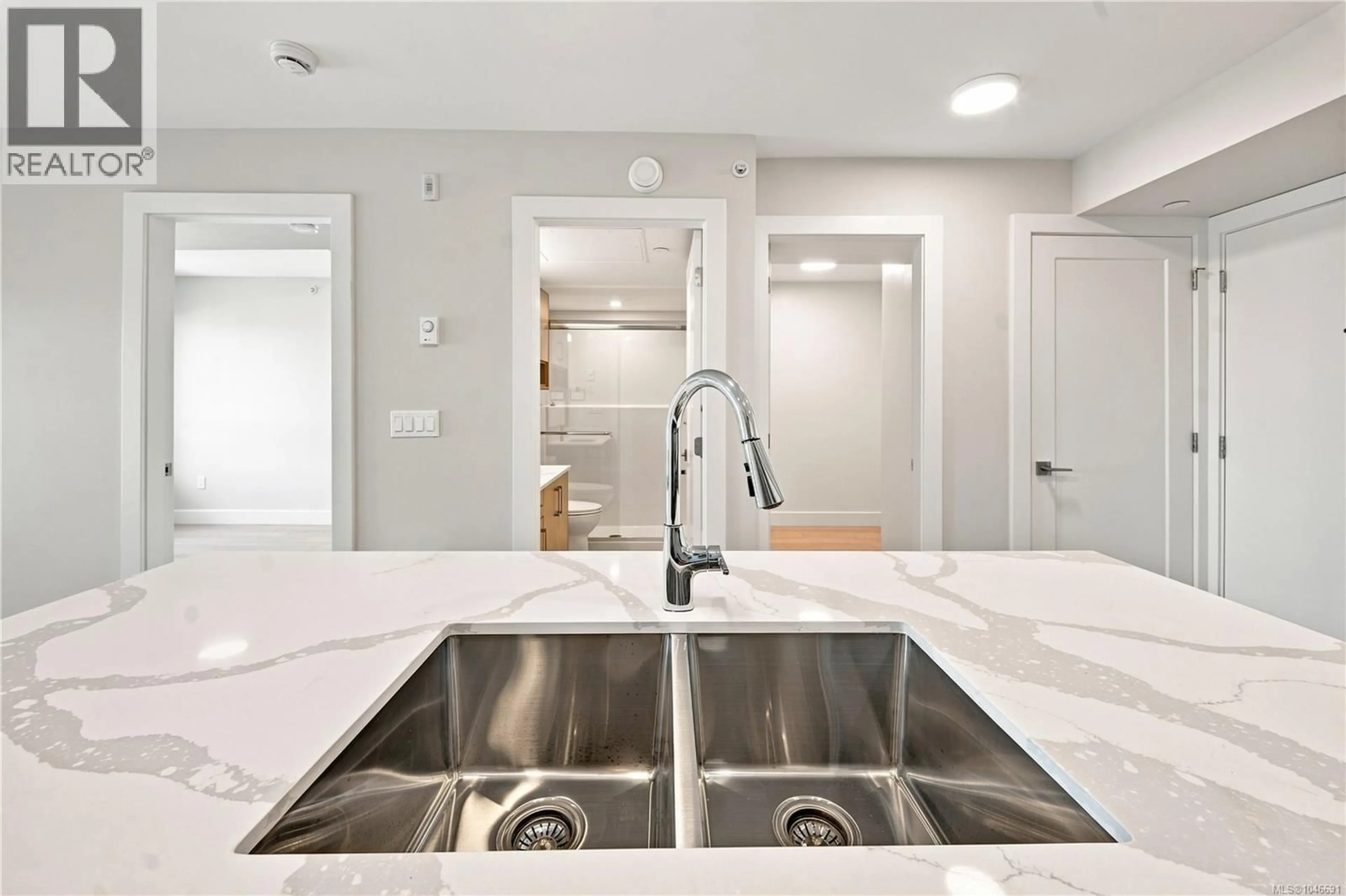 Open concept kitchen, ceramic/tile floor for 301 - 171 JENSEN AVENUE WEST, Parksville British Columbia V9P1K3
