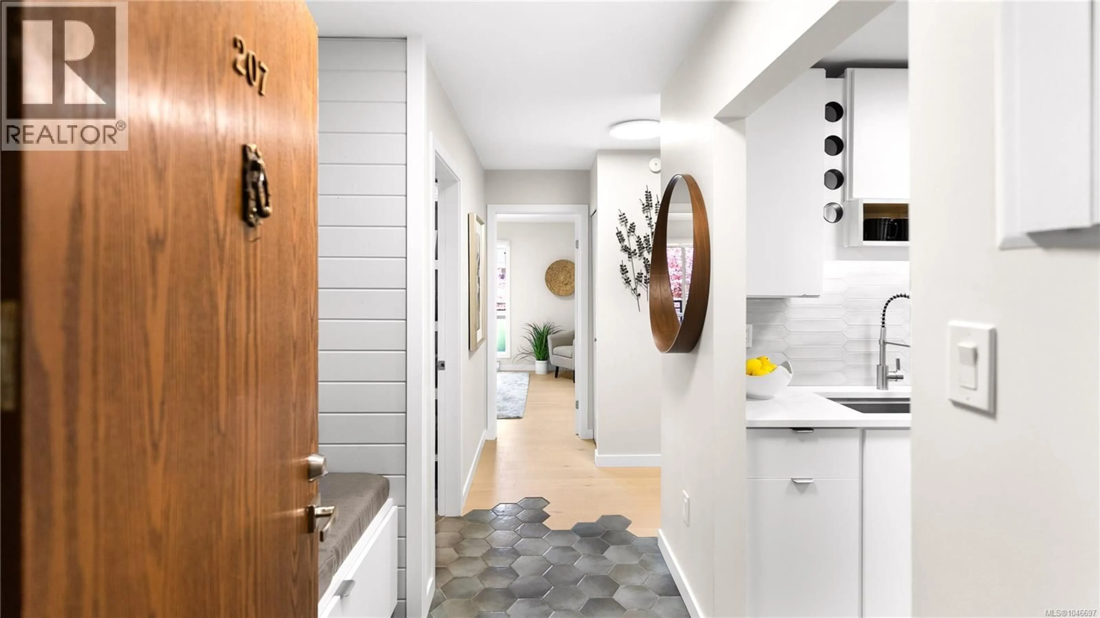 Indoor entryway for 207 - 1419 STADACONA AVENUE, Victoria British Columbia V8S5J3
