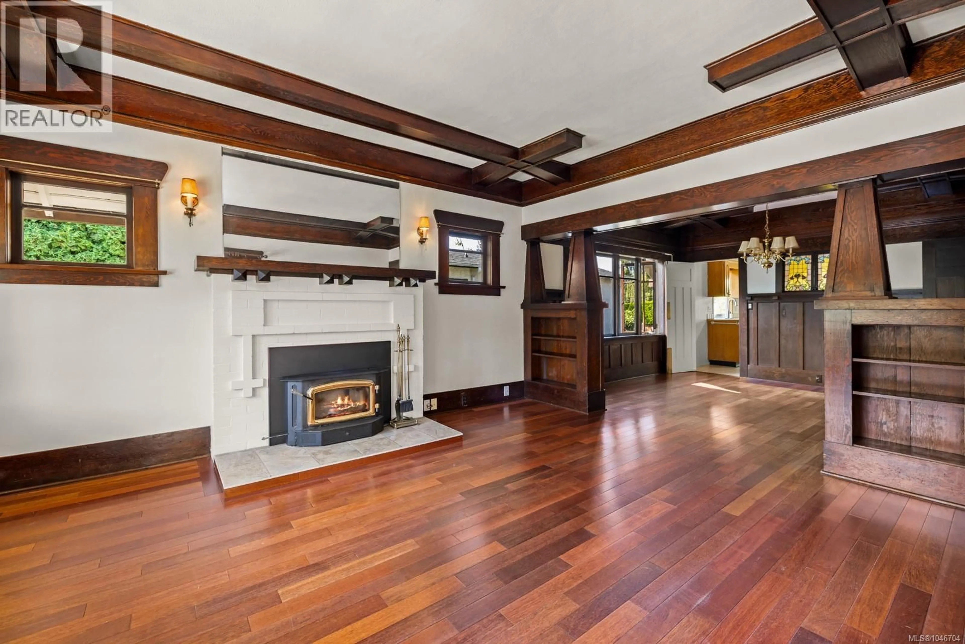 Indoor foyer for 908 COWICHAN STREET, Victoria British Columbia V8S4E5