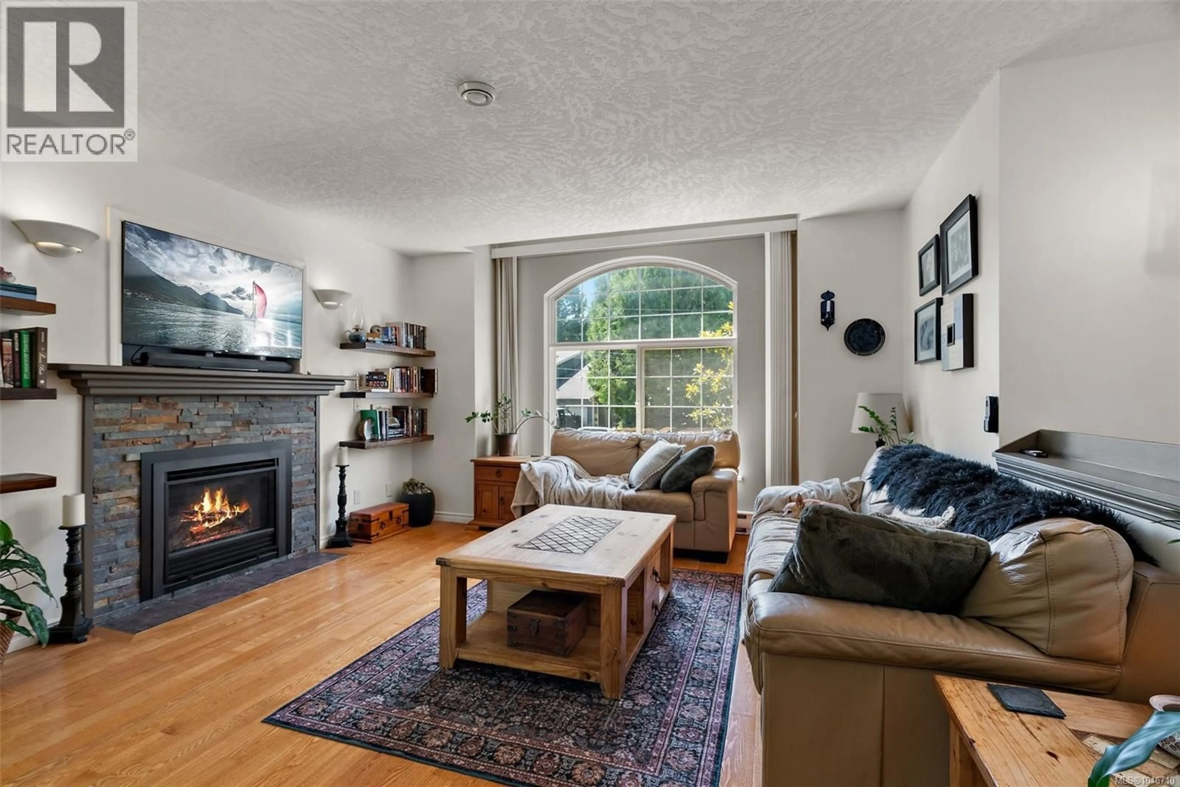 Living room with furniture, unknown for 2501 FAWN ROAD, Mill Bay British Columbia V0R2P1