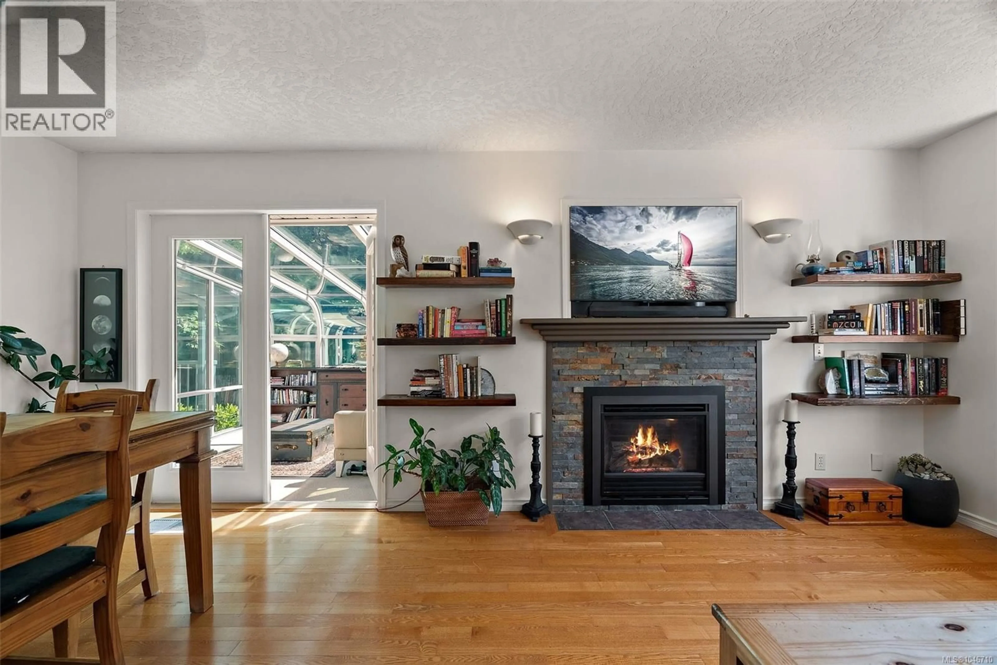 Living room with furniture, unknown for 2501 FAWN ROAD, Mill Bay British Columbia V0R2P1