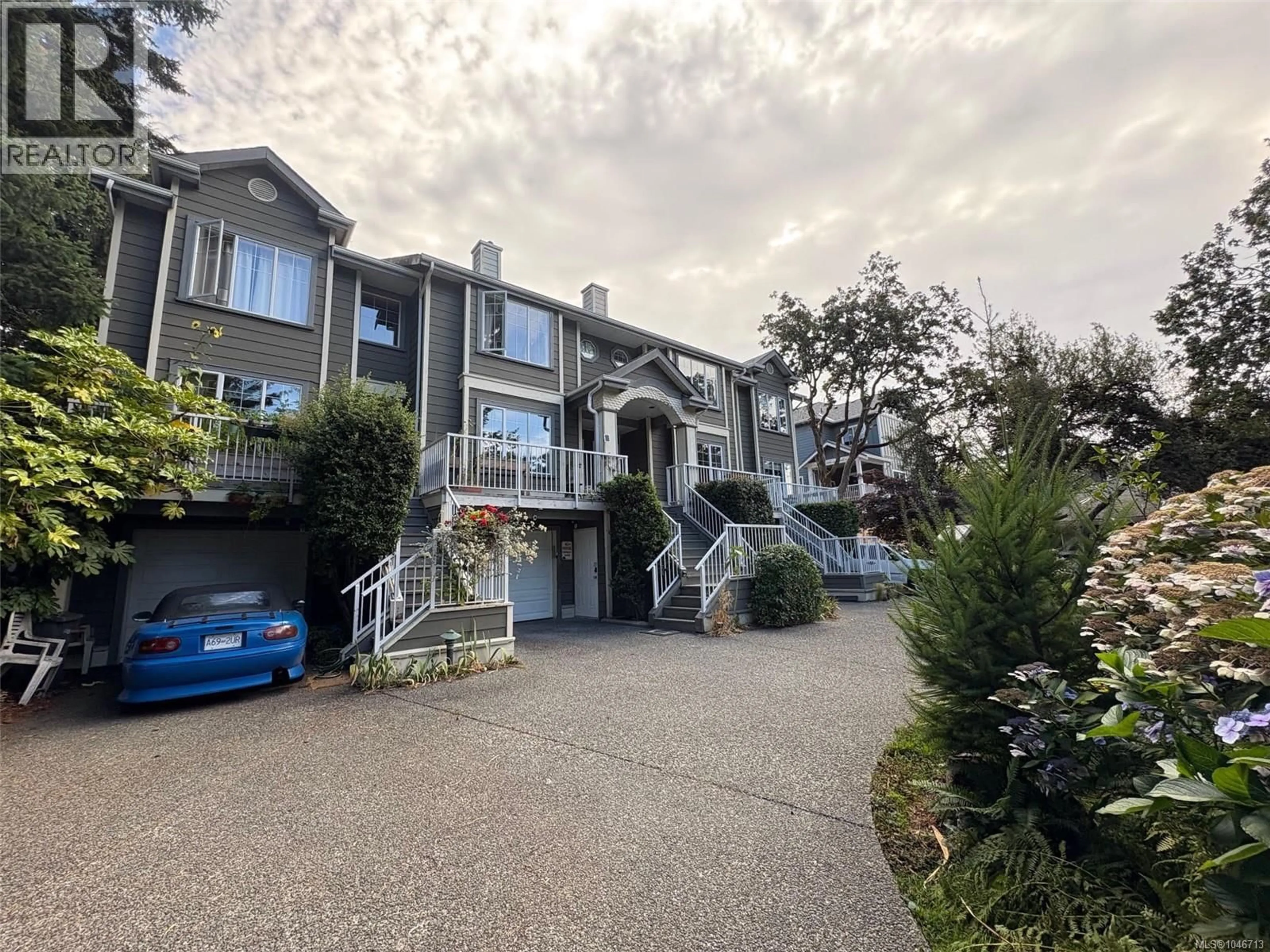 A pic from outside/outdoor area/front of a property/back of a property/a pic from drone, street for 2 - 906 ADMIRALS ROAD, Esquimalt British Columbia V9A2P4