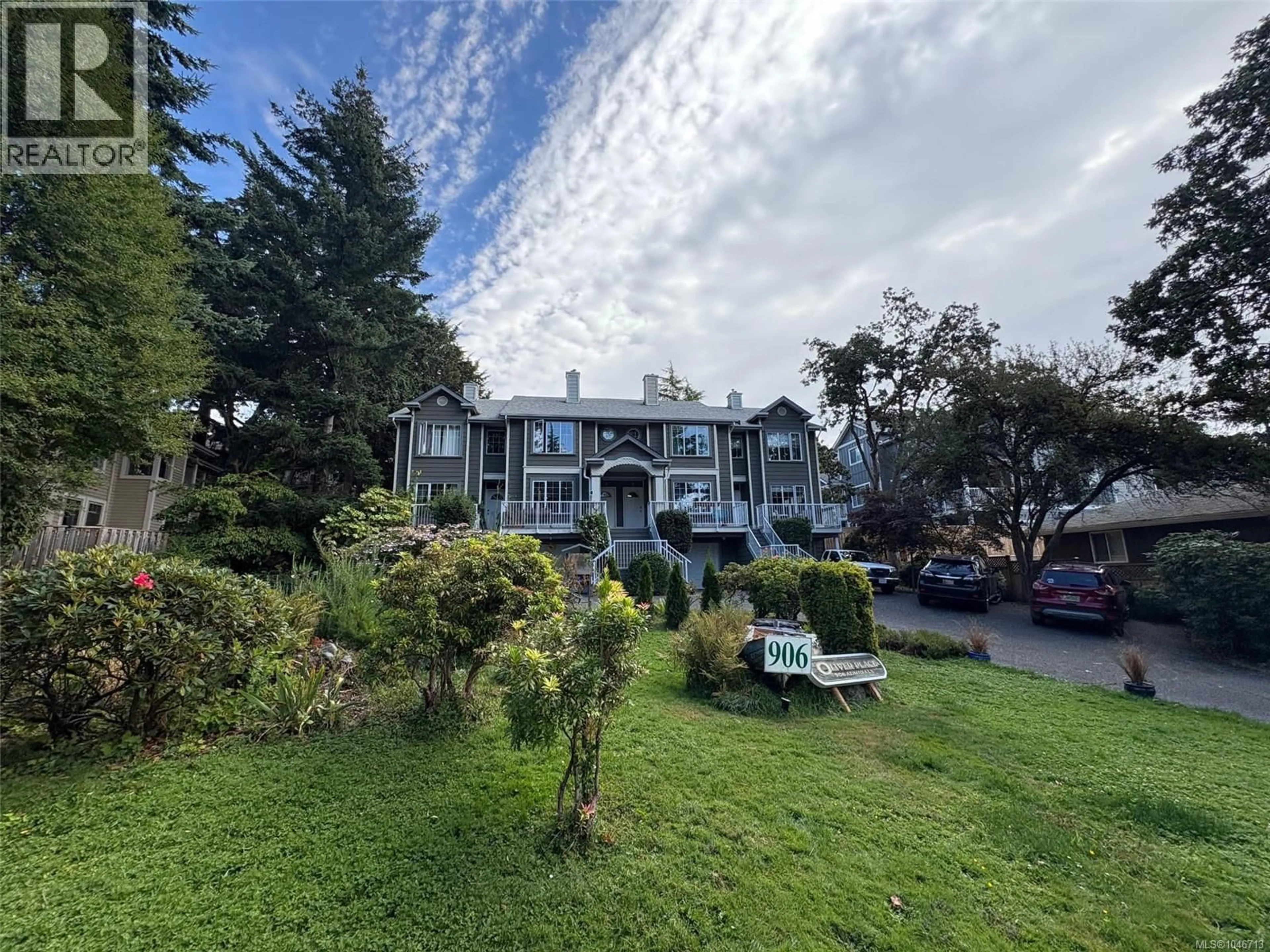 A pic from outside/outdoor area/front of a property/back of a property/a pic from drone, unknown for 2 - 906 ADMIRALS ROAD, Esquimalt British Columbia V9A2P4