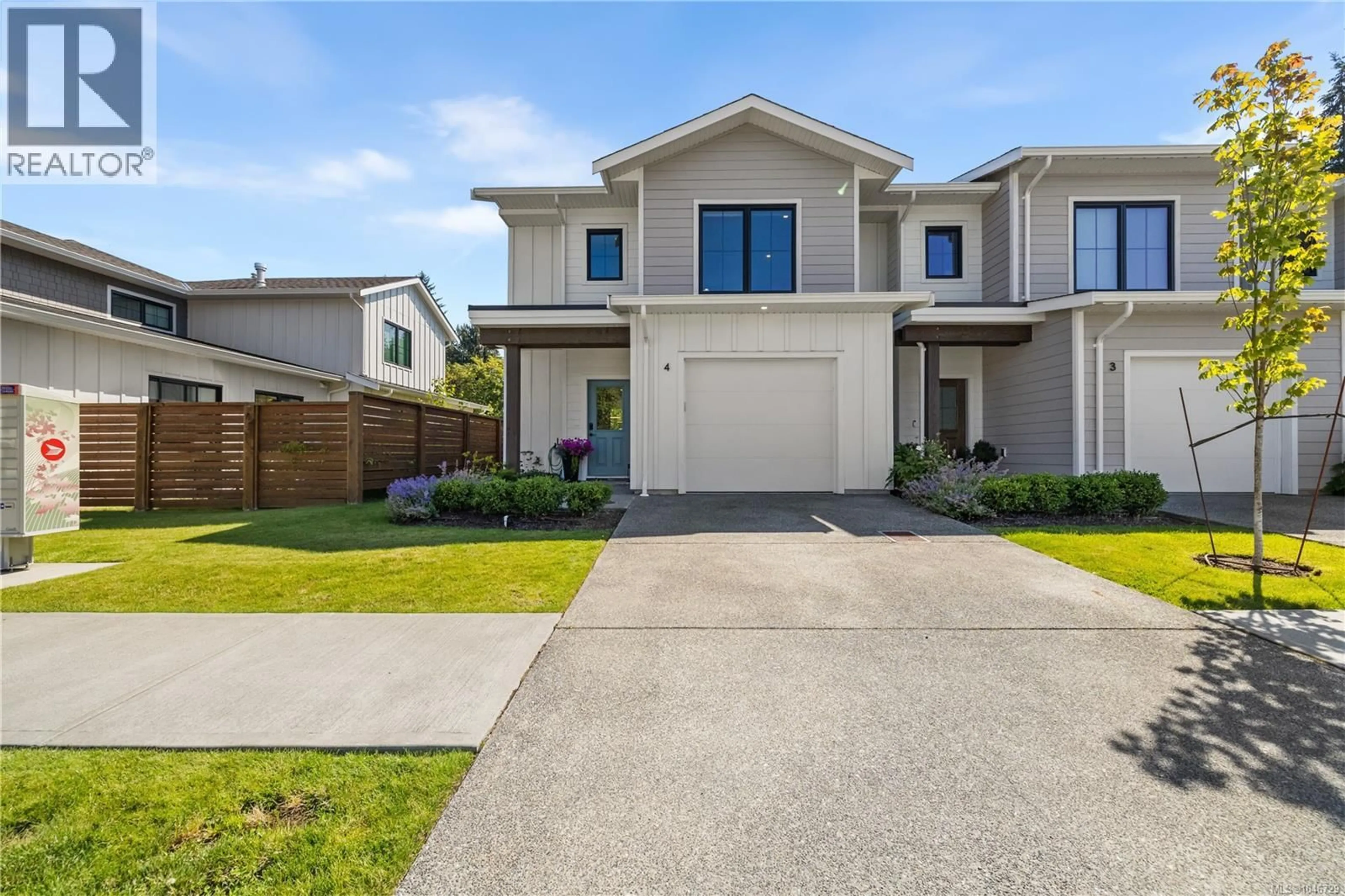 A pic from outside/outdoor area/front of a property/back of a property/a pic from drone, street for 4 - 1090 EVERGREEN ROAD, Campbell River British Columbia V9W3R9