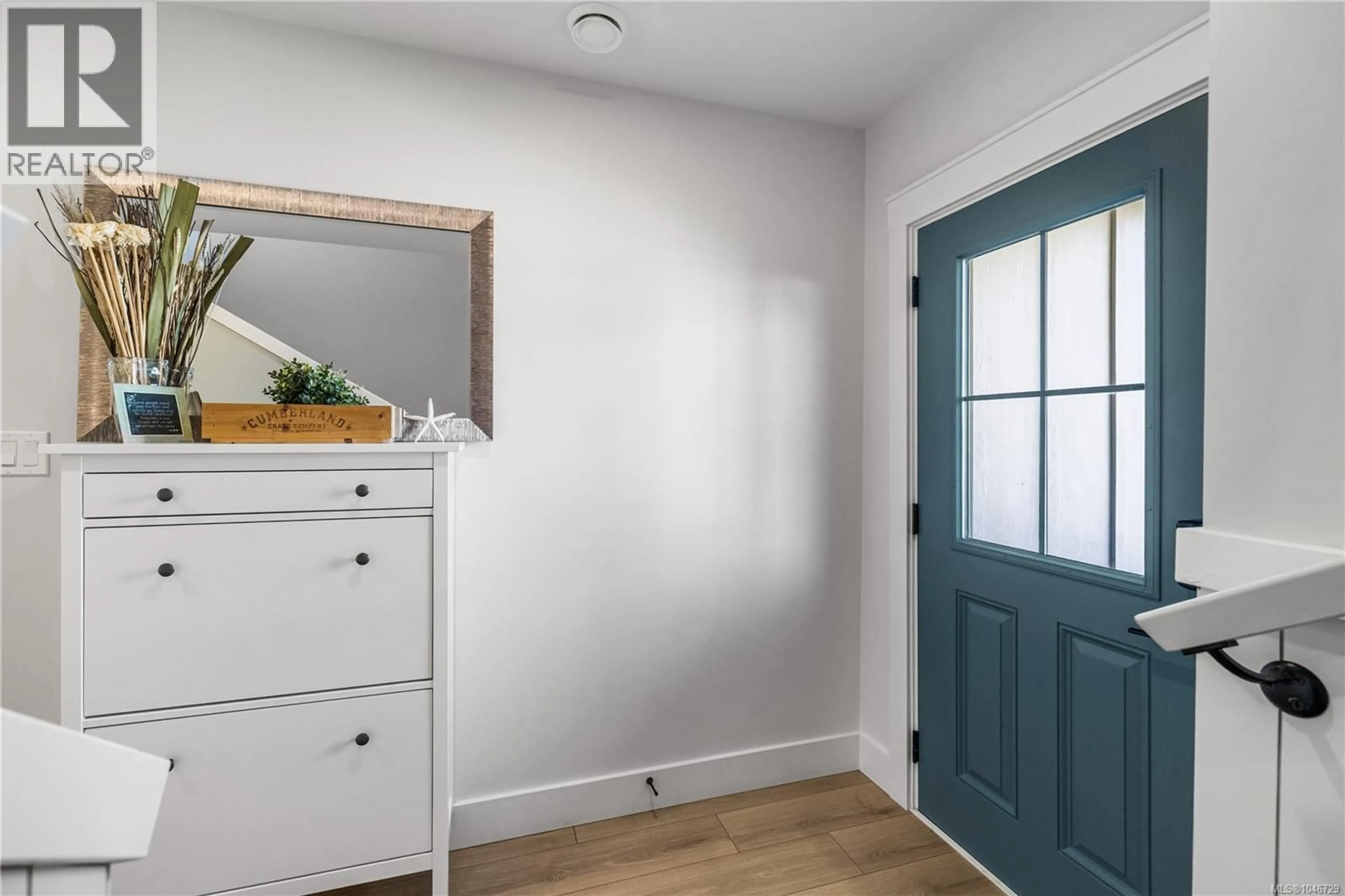 Indoor entryway for 4 - 1090 EVERGREEN ROAD, Campbell River British Columbia V9W3R9