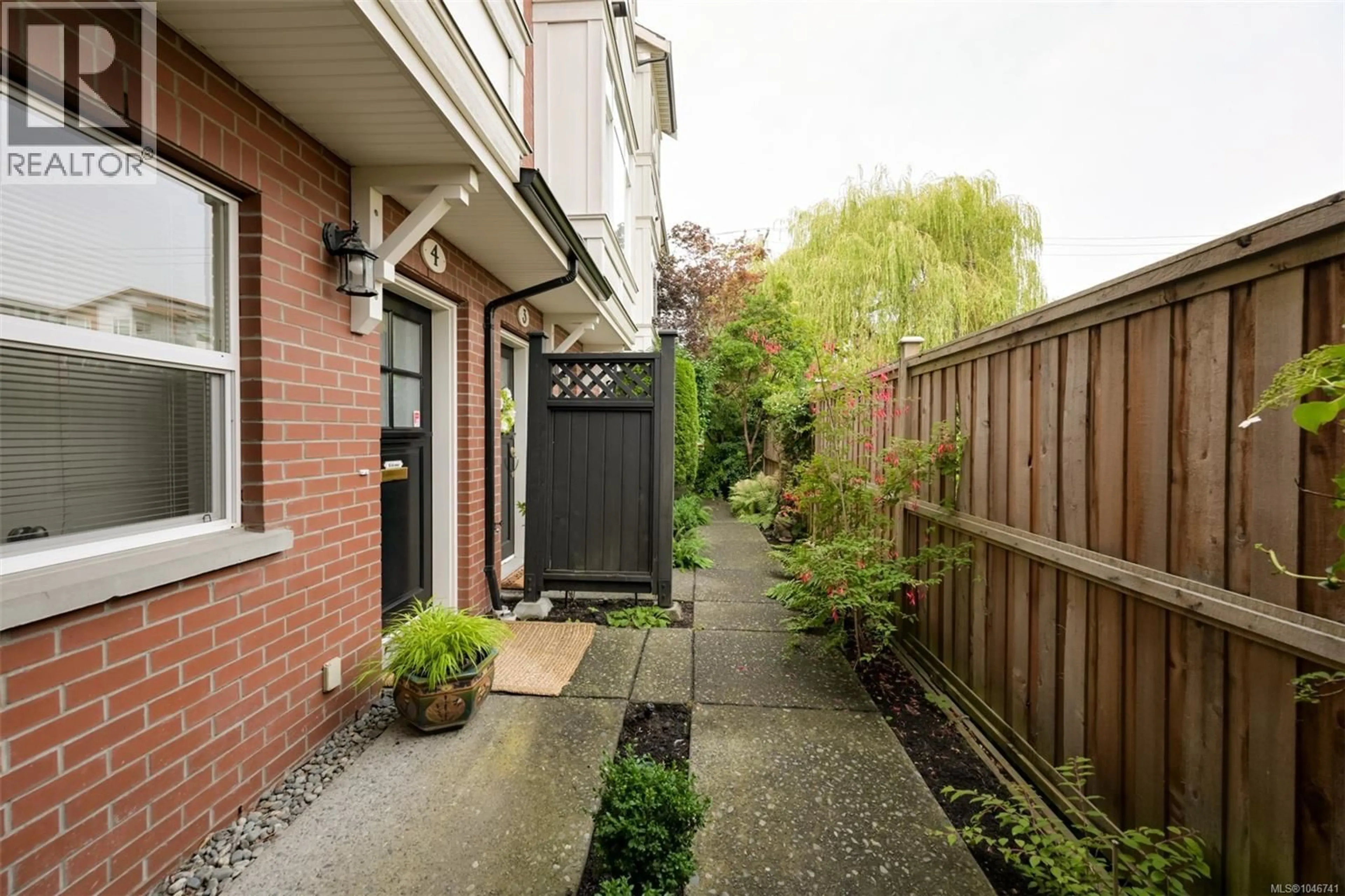 Patio, street for 4 - 1521 BELCHER AVENUE, Victoria British Columbia V8R4N2