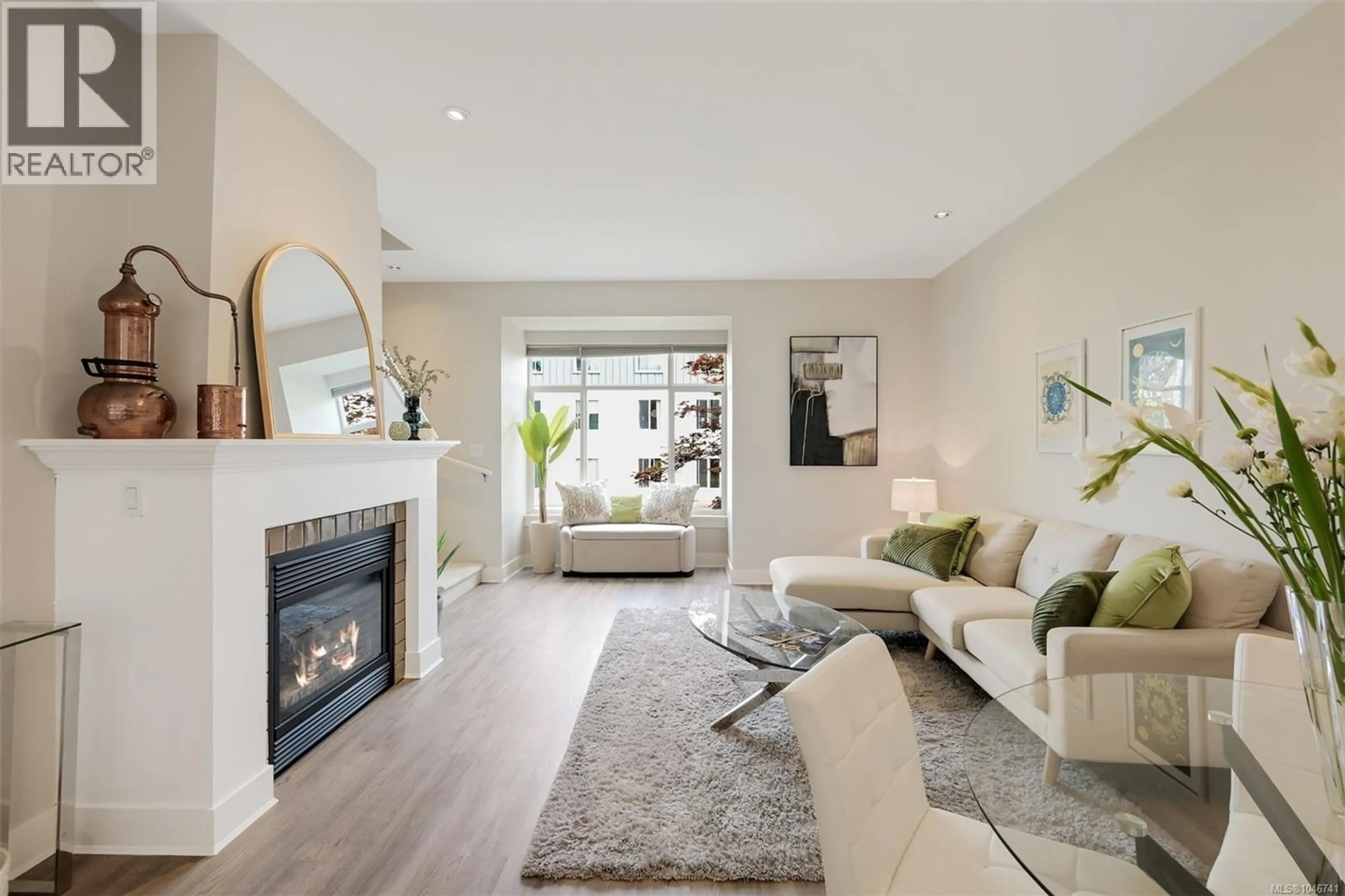Living room with furniture, unknown for 4 - 1521 BELCHER AVENUE, Victoria British Columbia V8R4N2