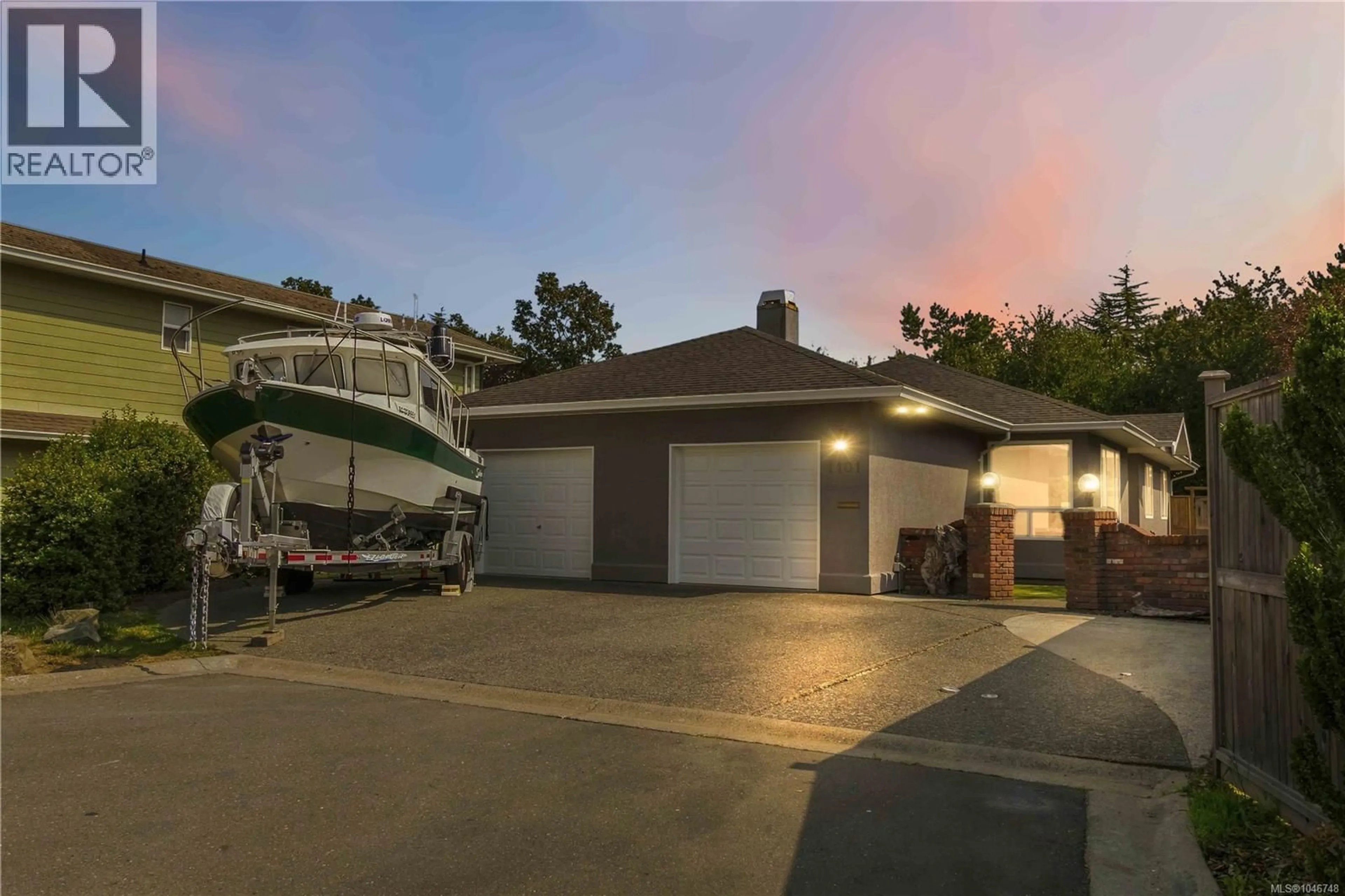 Indoor garage for 1101 BERKELEY PLACE, Saanich British Columbia V8X2G2