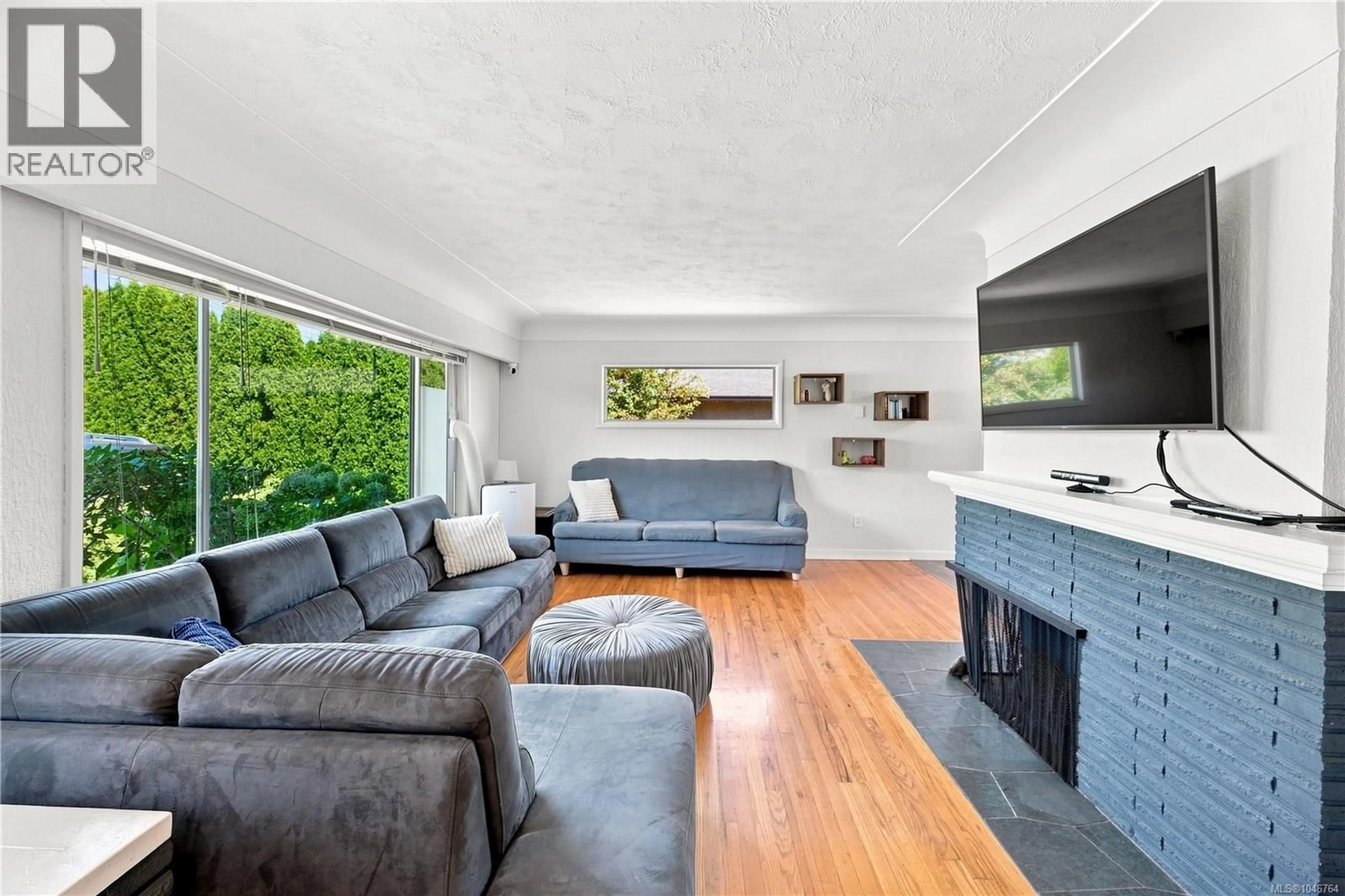 Living room with furniture, unknown for 503 WHITESIDE STREET, Saanich British Columbia V8Z1Y3