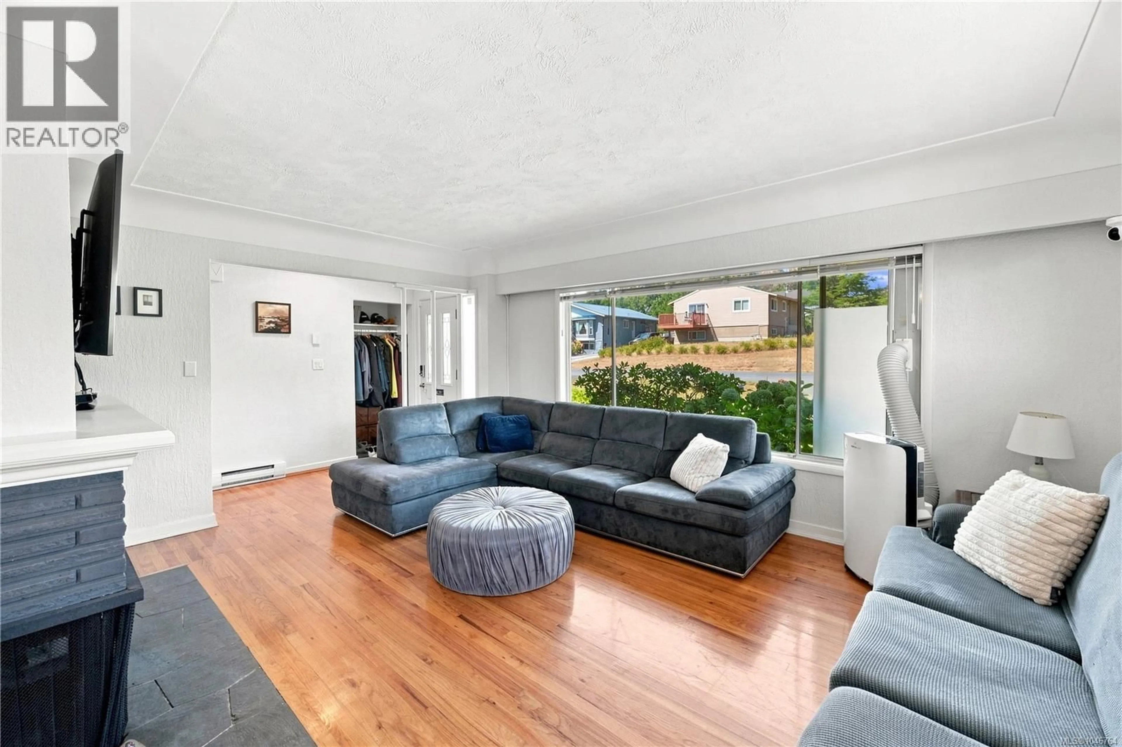 Living room with furniture, unknown for 503 WHITESIDE STREET, Saanich British Columbia V8Z1Y3