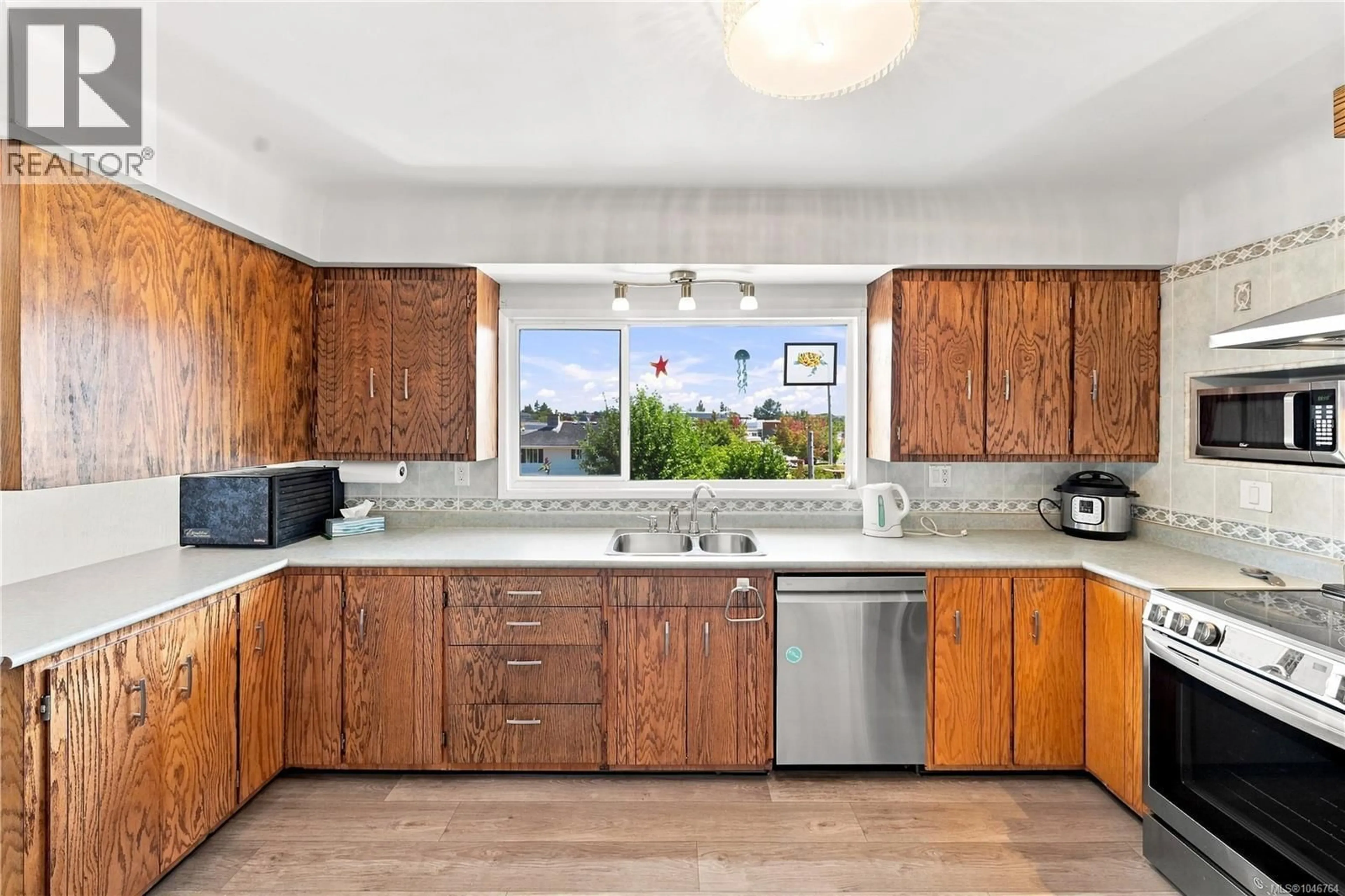 Standard kitchen, unknown for 503 WHITESIDE STREET, Saanich British Columbia V8Z1Y3