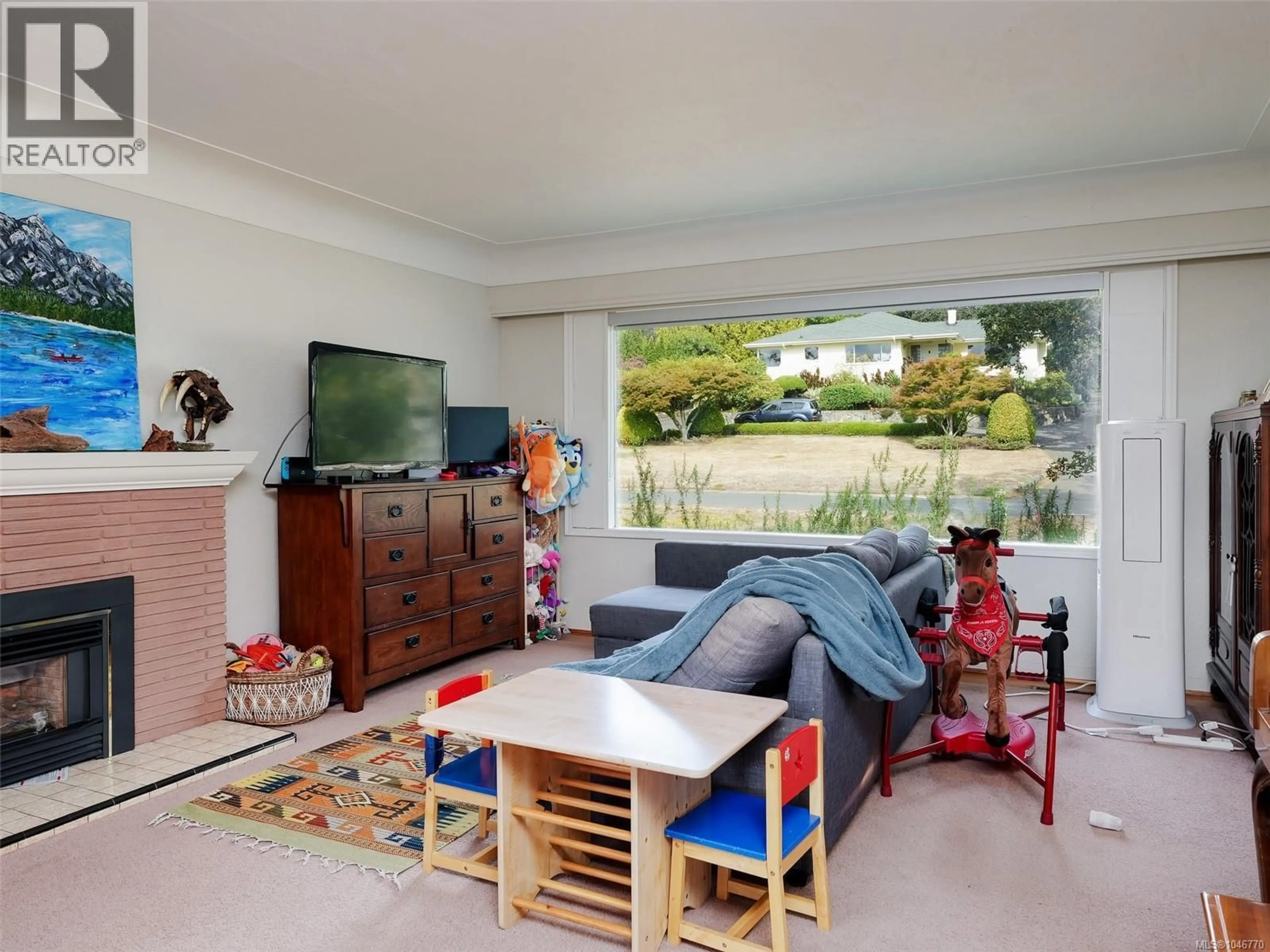 Living room with furniture, unknown for 2541 NOTTINGHAM ROAD, Oak Bay British Columbia V8R6C7