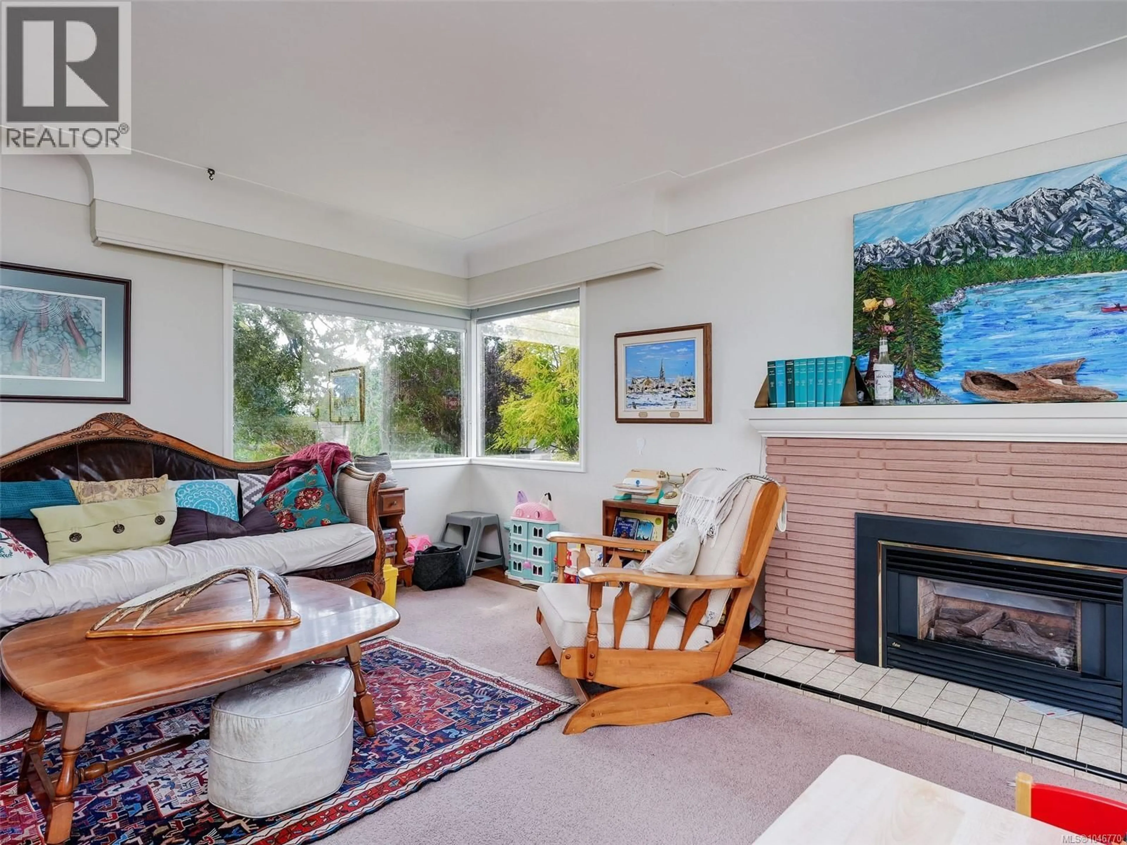 Living room with furniture, unknown for 2541 NOTTINGHAM ROAD, Oak Bay British Columbia V8R6C7