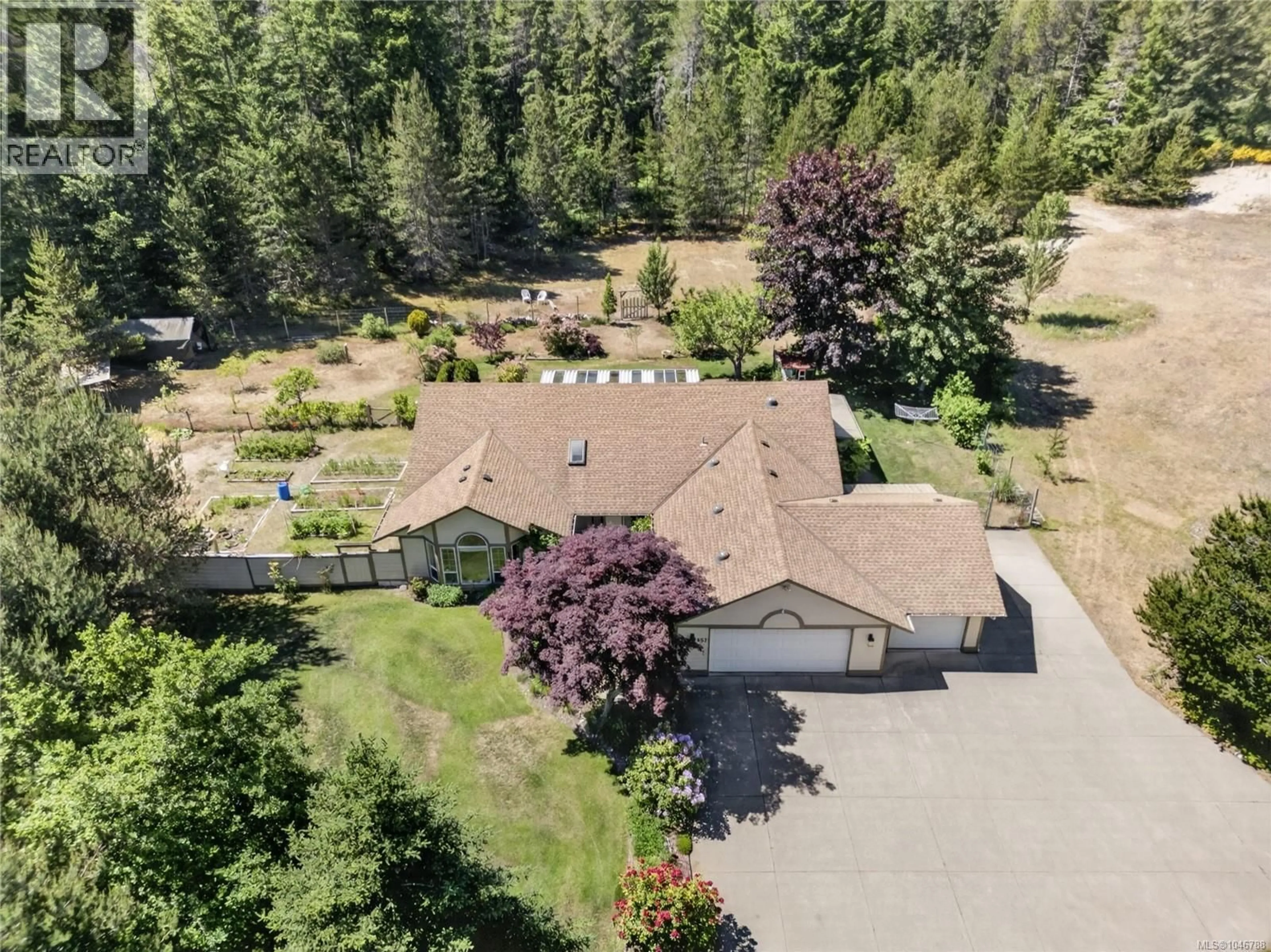 A pic from outside/outdoor area/front of a property/back of a property/a pic from drone, mountain view for 657 SIERRA PINES ROAD, Comox British Columbia V9M3W8