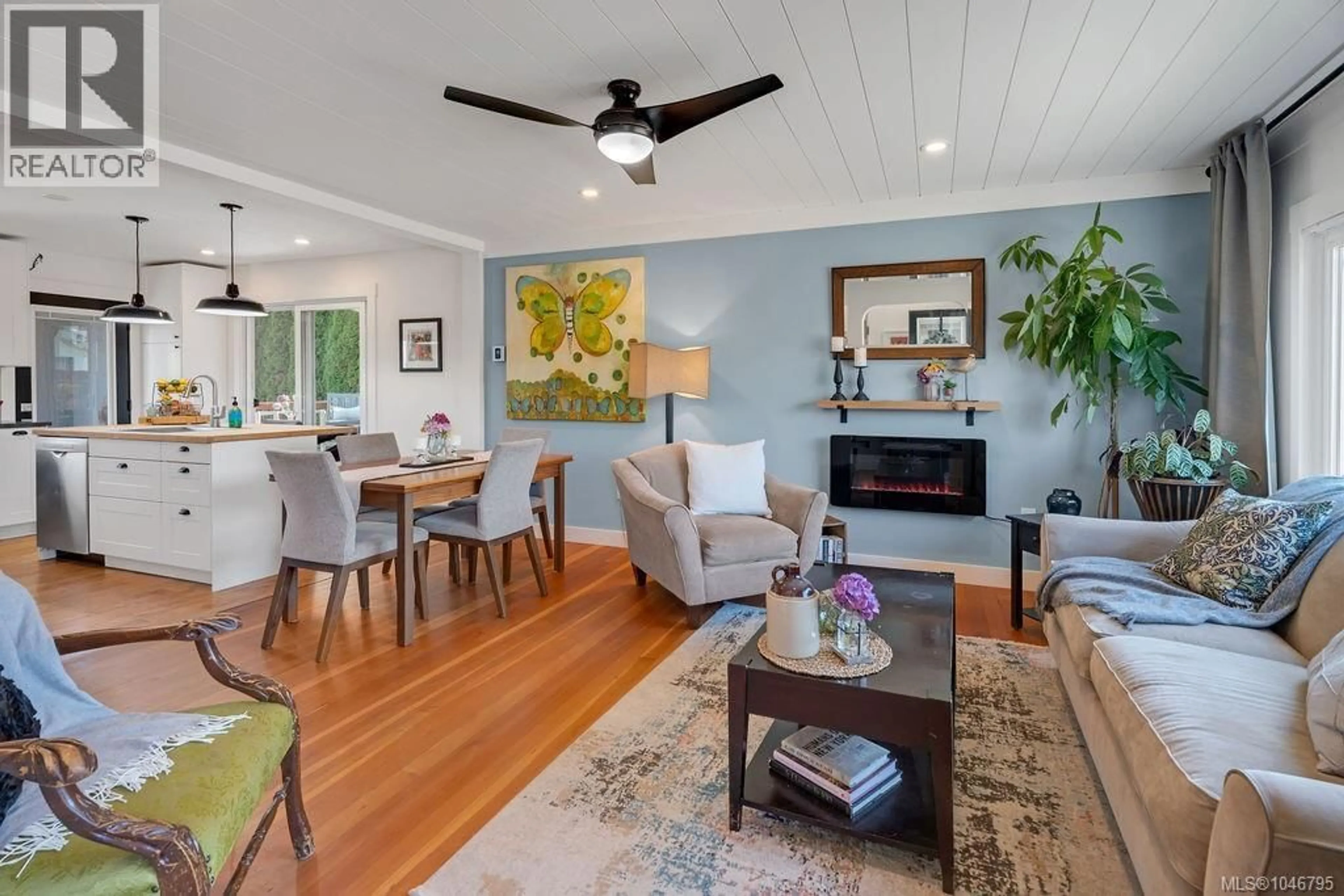Living room with furniture, wood/laminate floor for 417 WHITE STREET, Ladysmith British Columbia V9G1B7