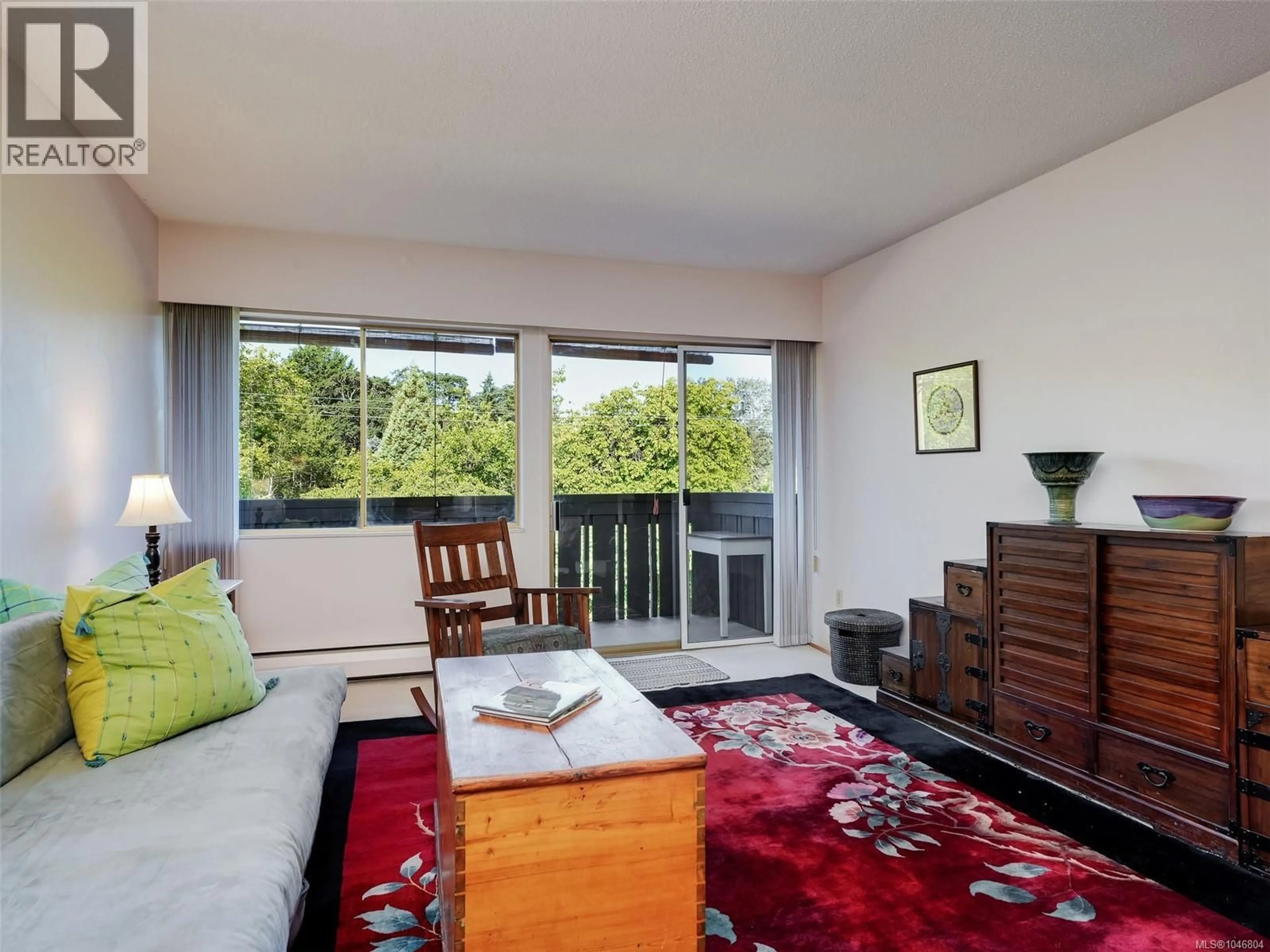 Living room with furniture, wood/laminate floor for 401 - 964 HEYWOOD AVENUE, Victoria British Columbia V8V2Y5