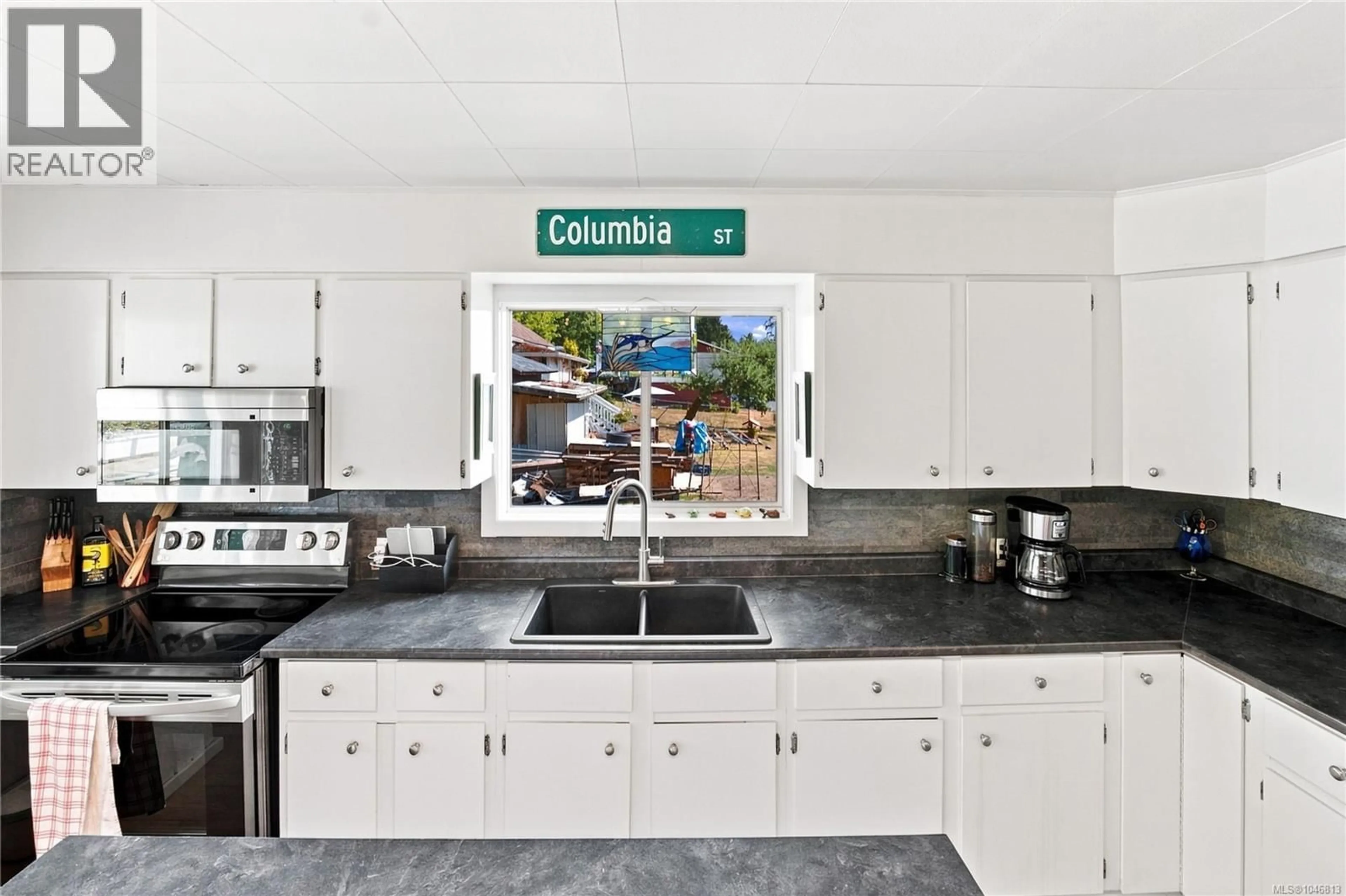 Open concept kitchen, ceramic/tile floor for 2148 DICK AVENUE, Nanaimo British Columbia V9X1R6