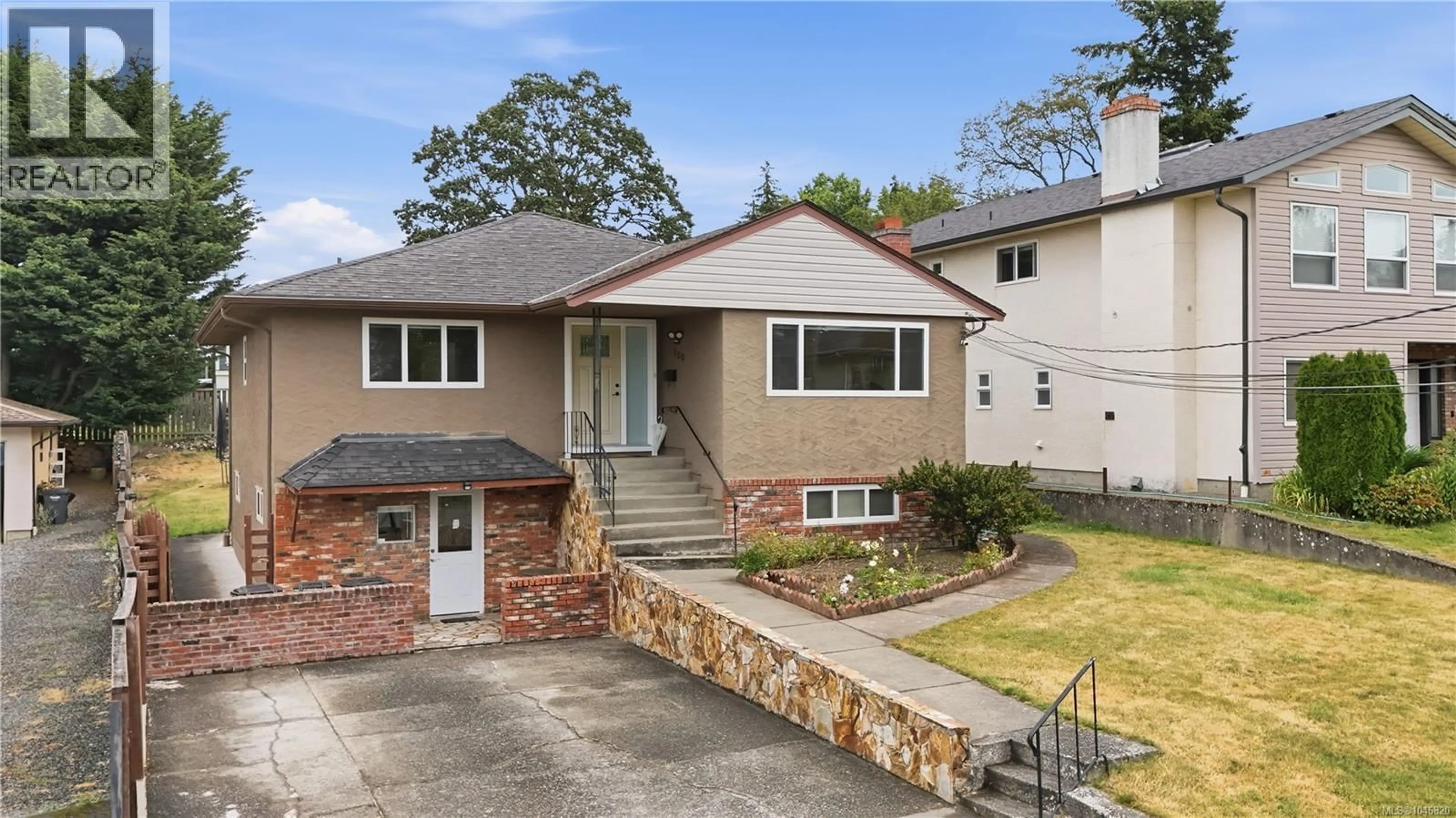 Home with vinyl exterior material, street for 560 MOUNTFIELD STREET, Saanich British Columbia V8X1Y8