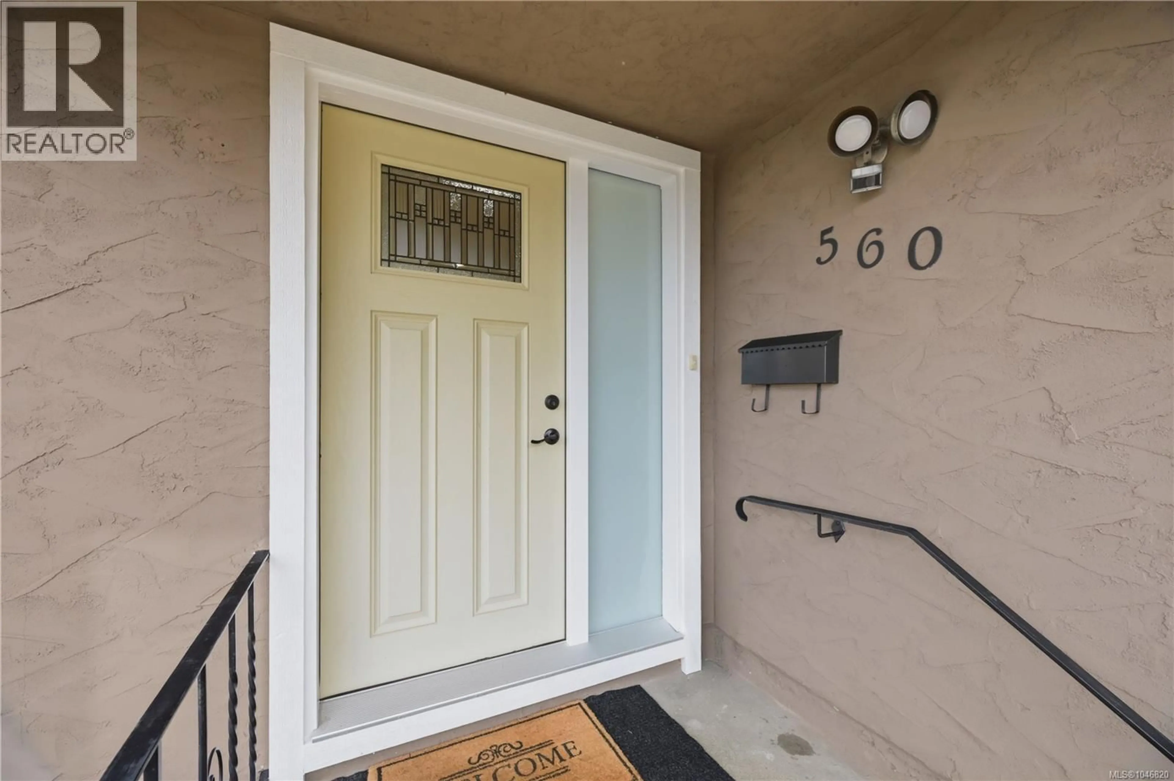 Indoor entryway for 560 MOUNTFIELD STREET, Saanich British Columbia V8X1Y8