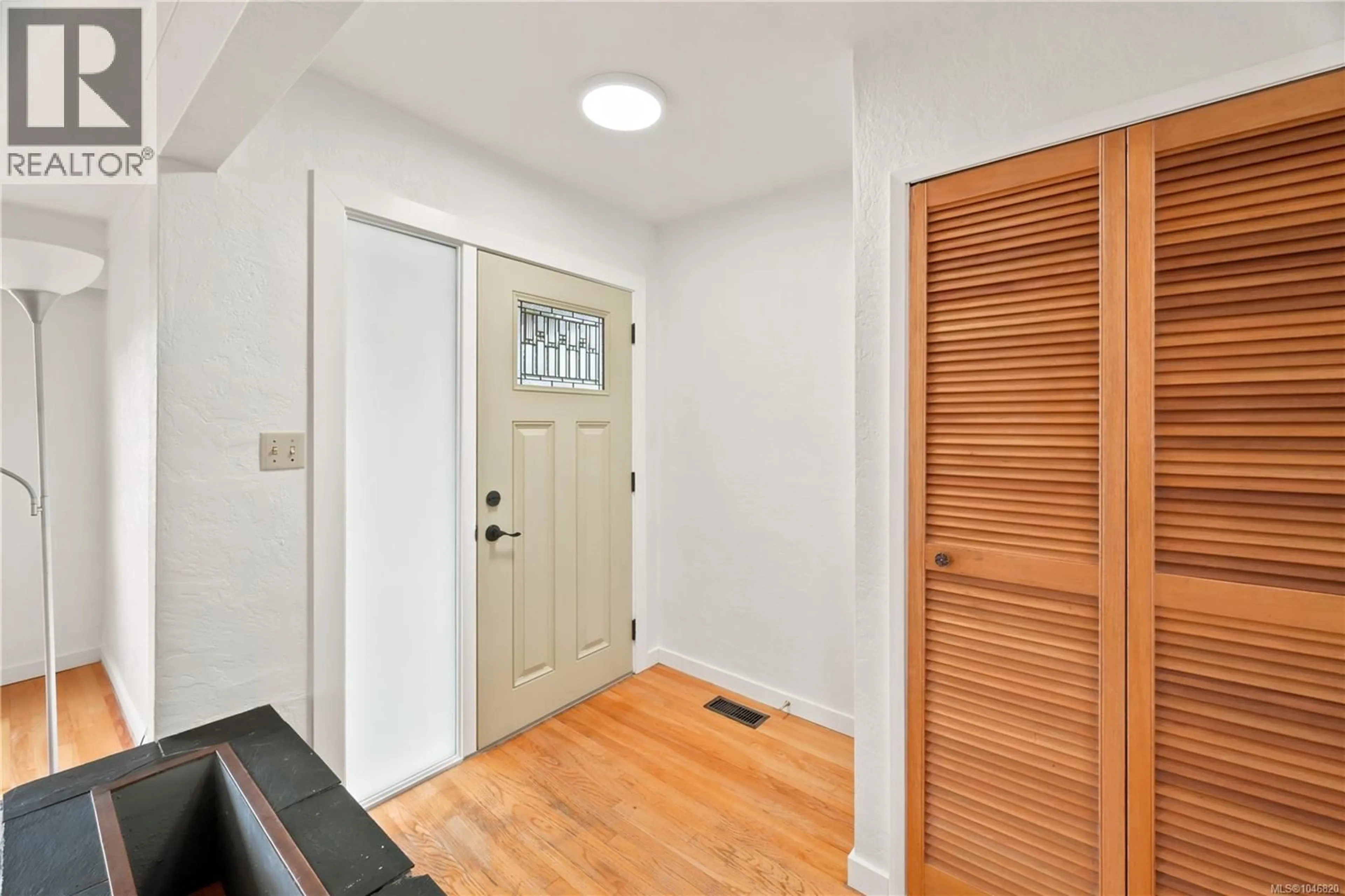 Indoor entryway for 560 MOUNTFIELD STREET, Saanich British Columbia V8X1Y8