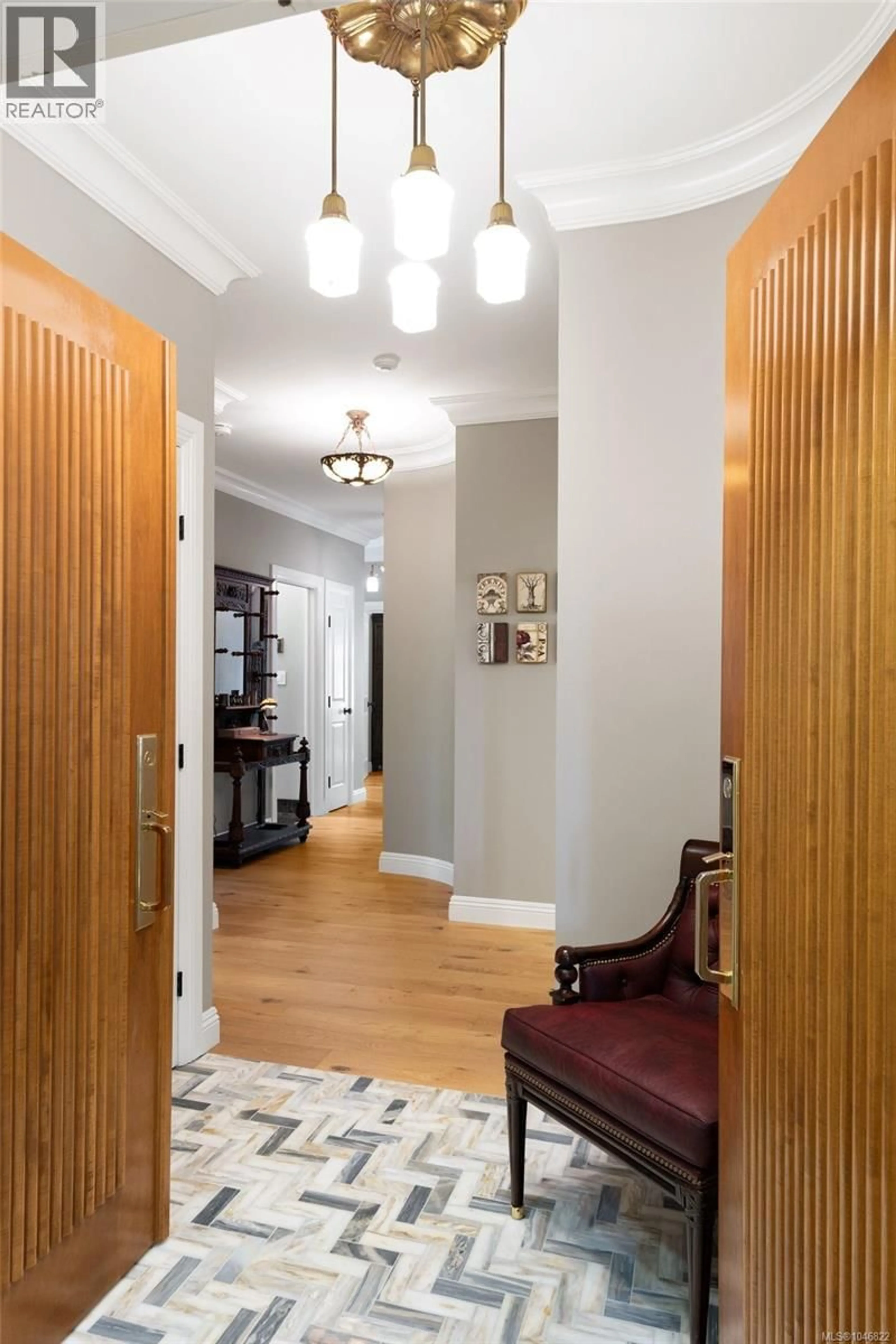 Indoor foyer for 203 - 2277 OAK BAY AVENUE, Oak Bay British Columbia V8R1G6