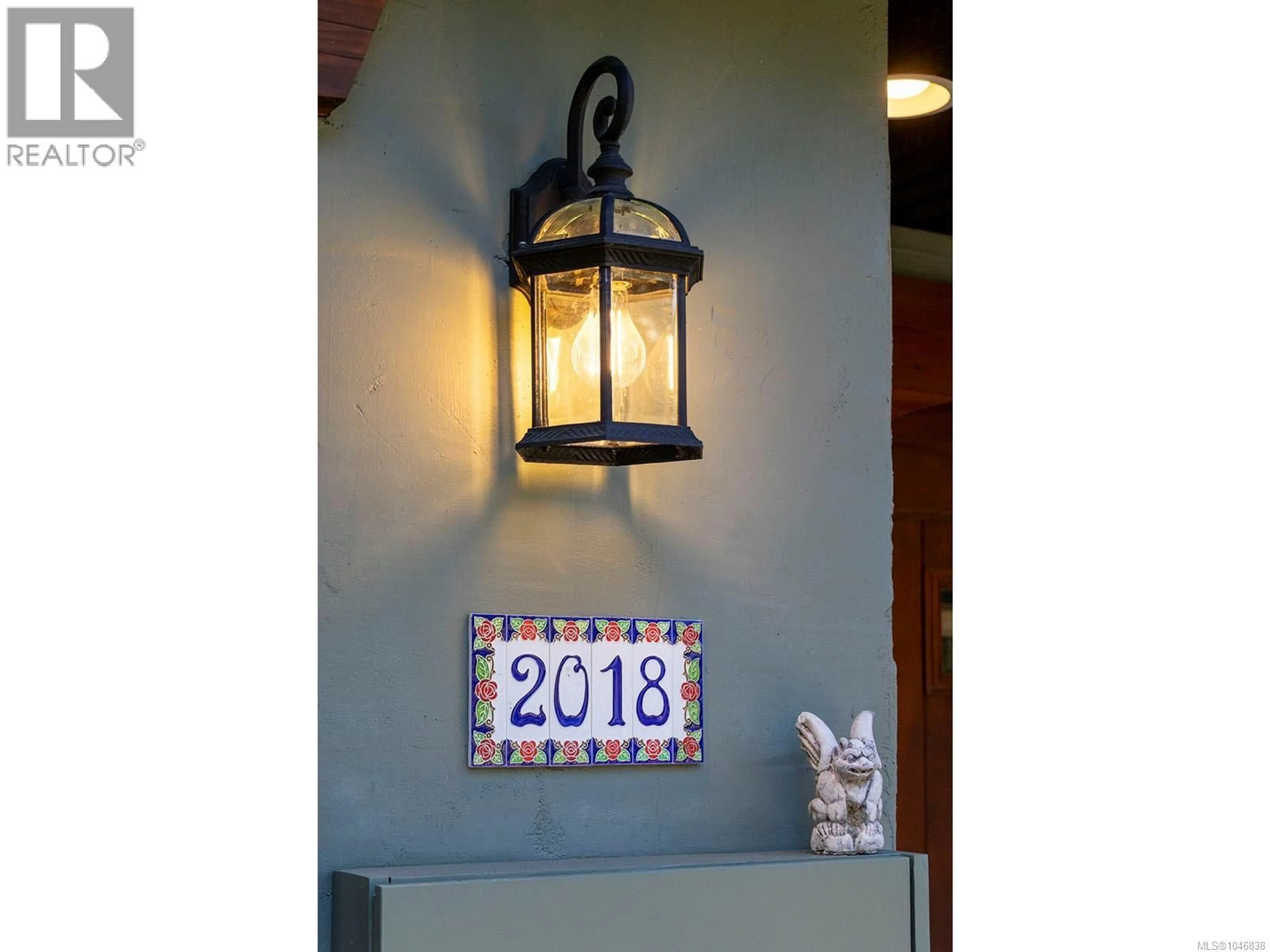 Indoor entryway for 2018 ROMNEY ROAD, Victoria British Columbia V8S4J7